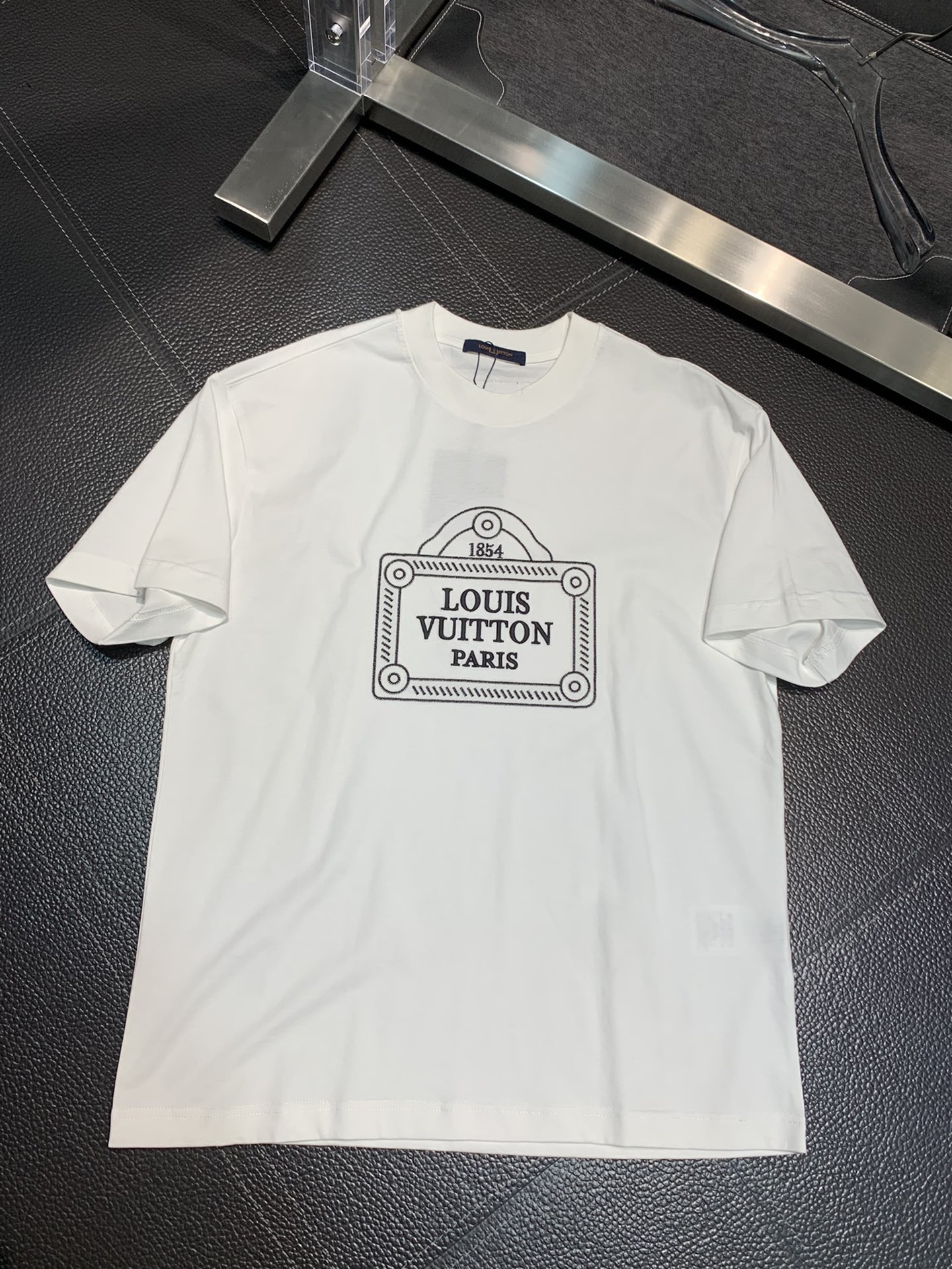 注目度抜群！2024 ルイヴィトン 新作 半袖Tシャツ コピー 2色