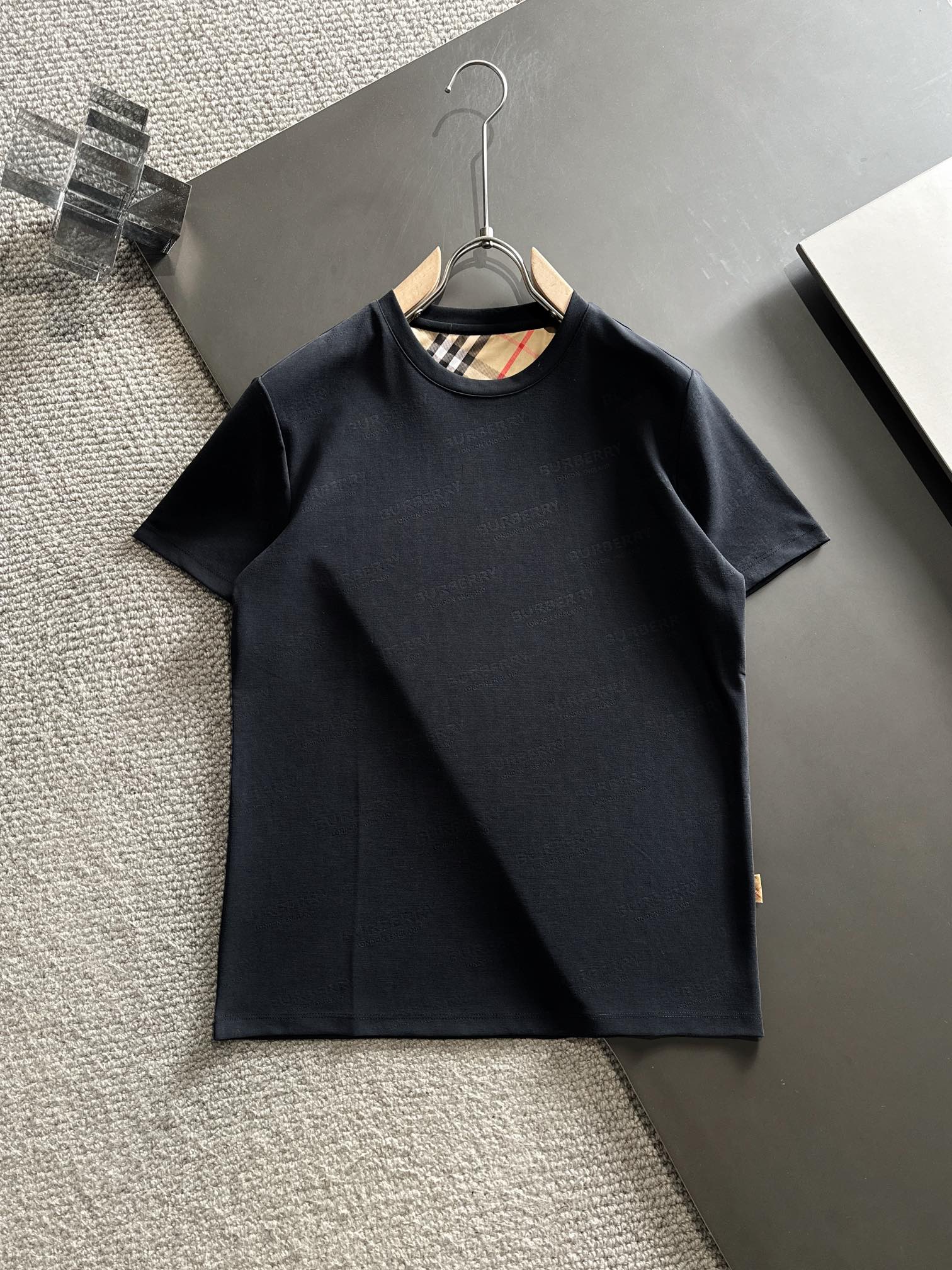 人気急上昇新作 2024 バーバリー 新作 半袖Tシャツ コピー