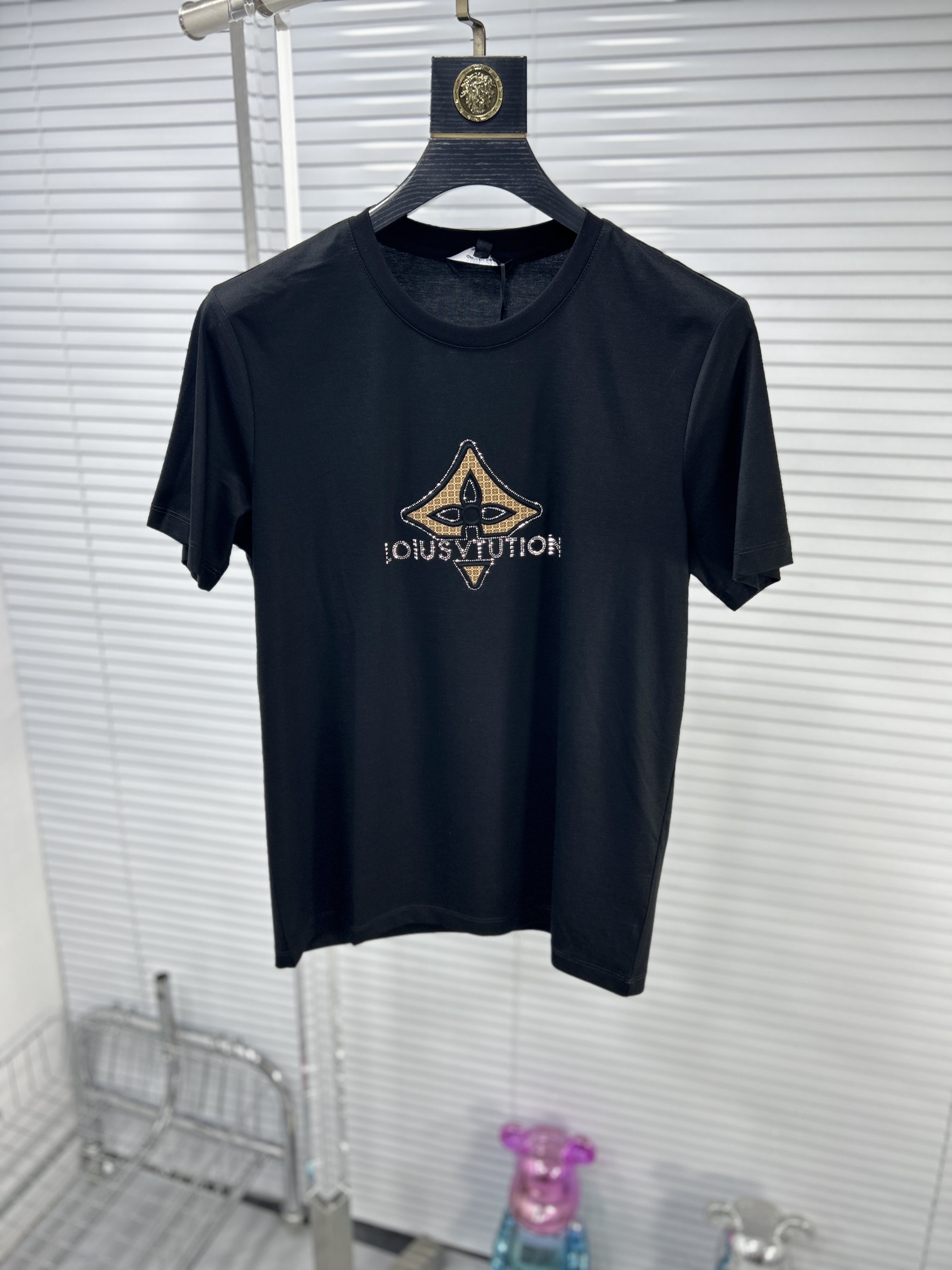 激安価格！2024 ルイヴィトン 新作 半袖Tシャツ 偽物