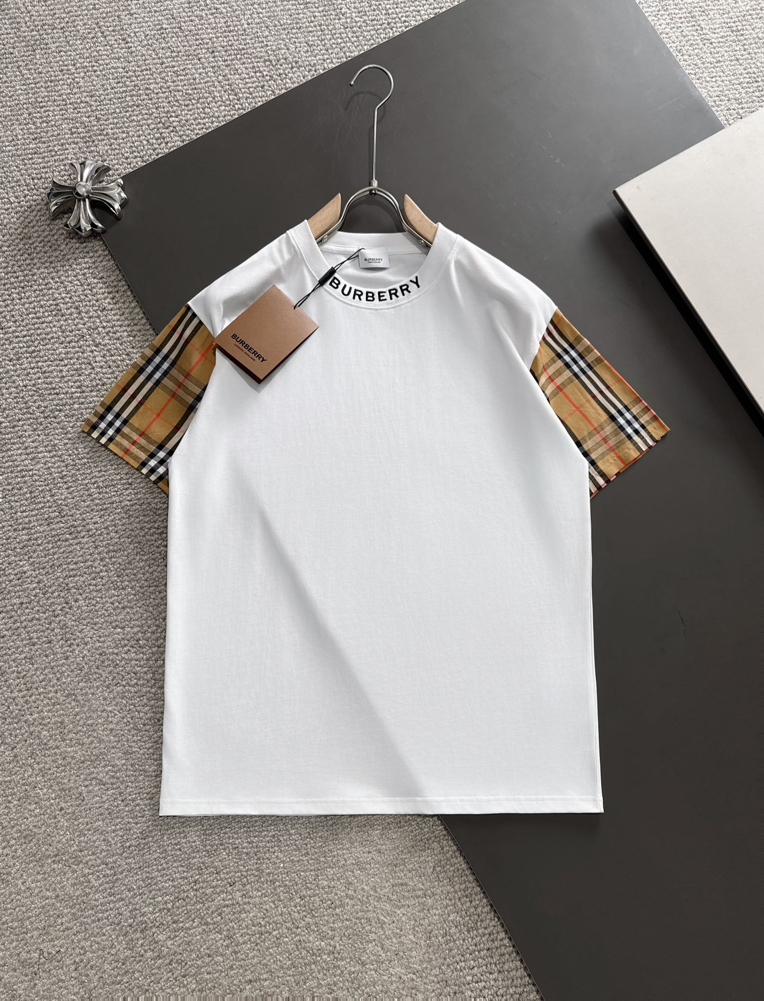 注目アイテム♡ 2024 バーバリー 新作 半袖Tシャツ コピー