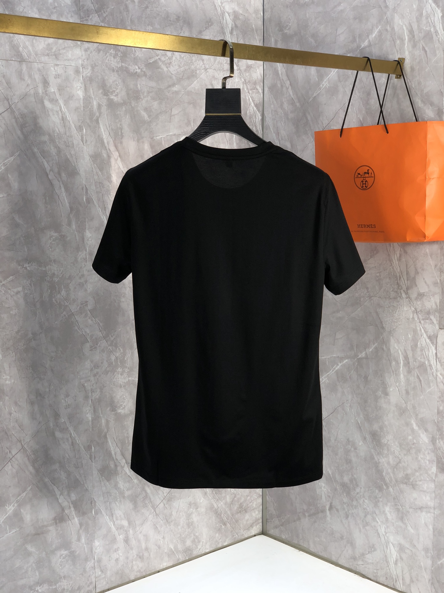 入手困難！2024 バーバリー 新作 半袖Tシャツ 偽物