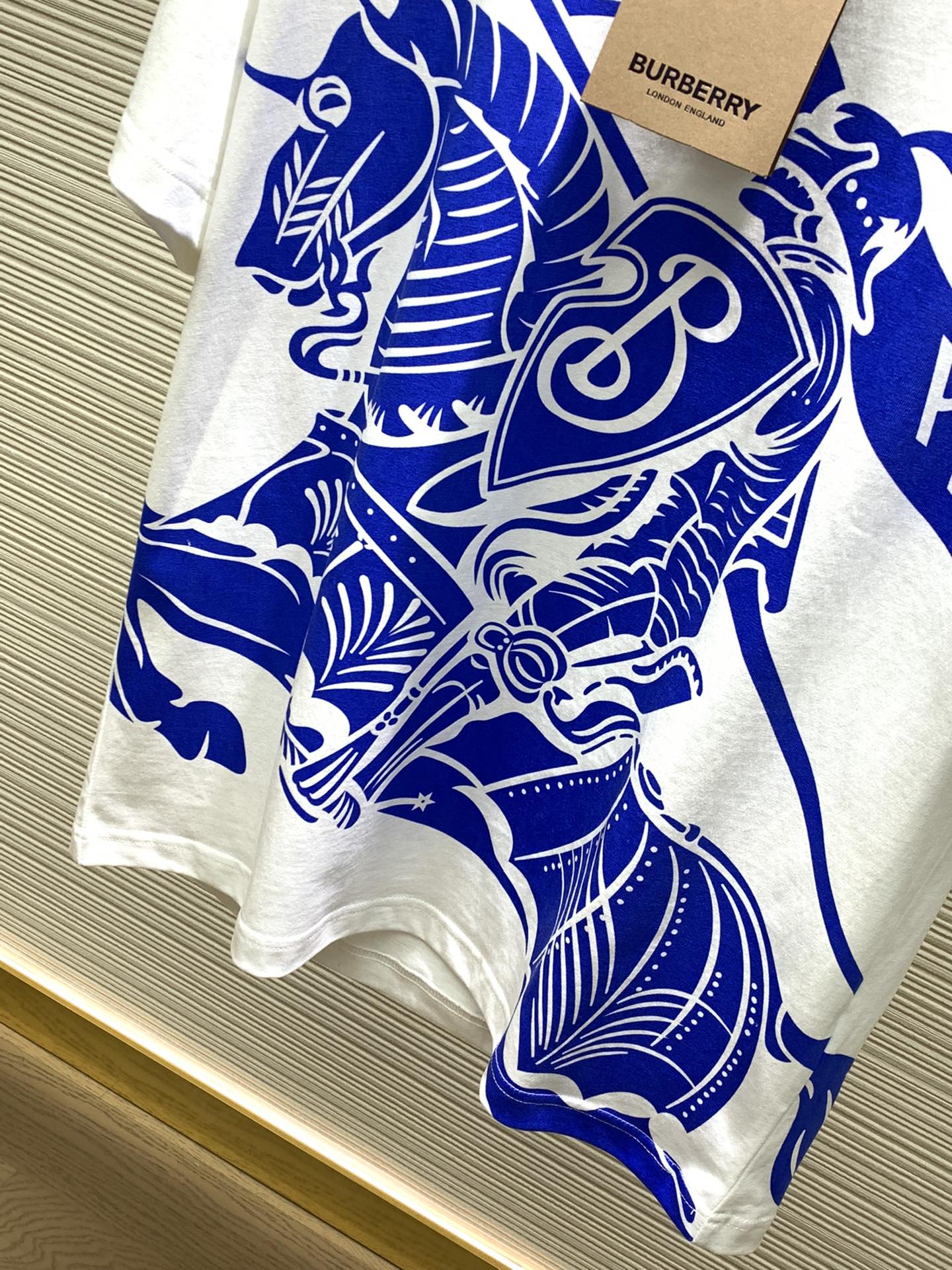 ☆超人気☆ 2024 バーバリー 新作 半袖Tシャツ 偽物