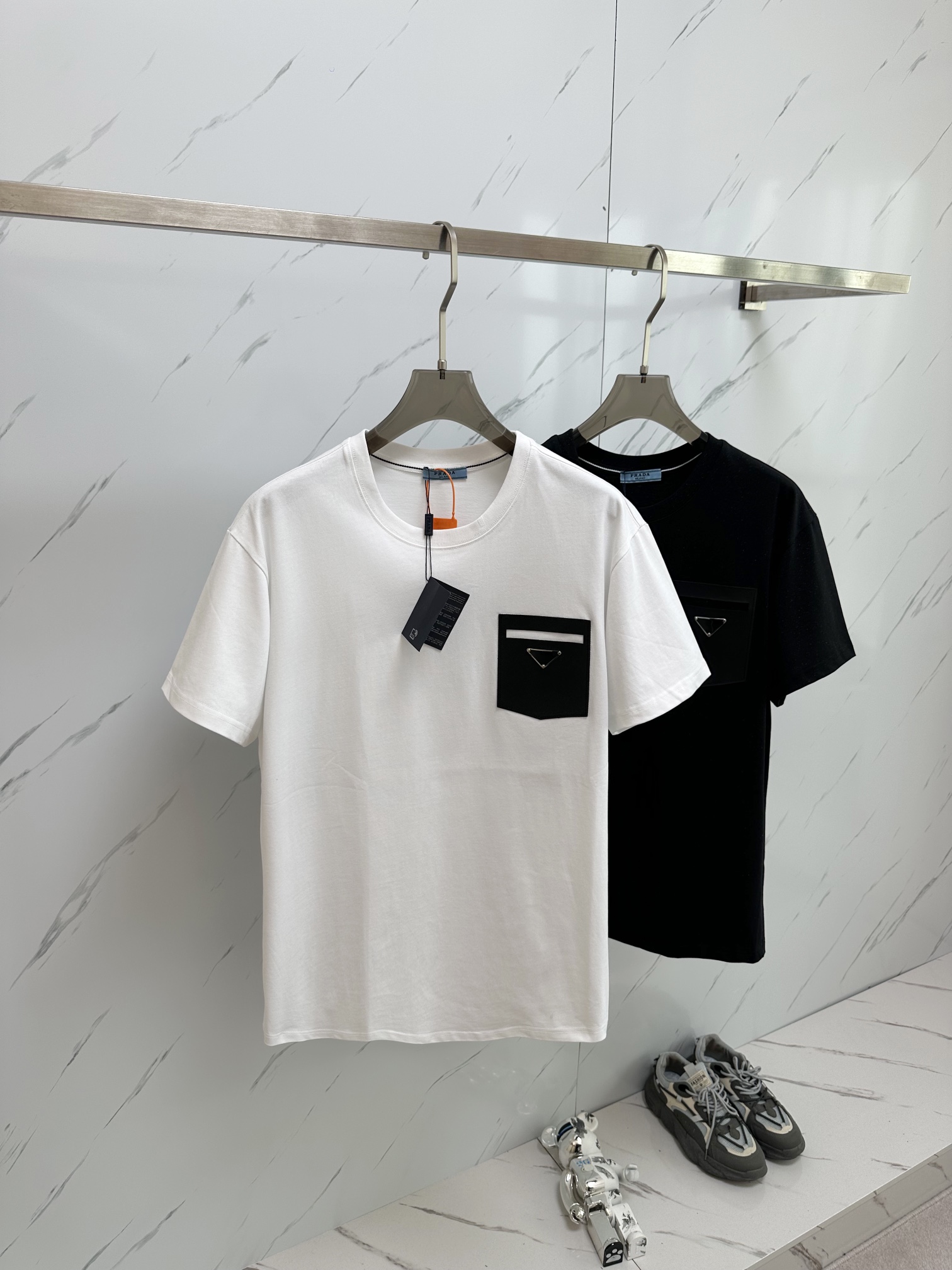 入手困難！2024 バーバリー 新作 半袖Tシャツ 偽物