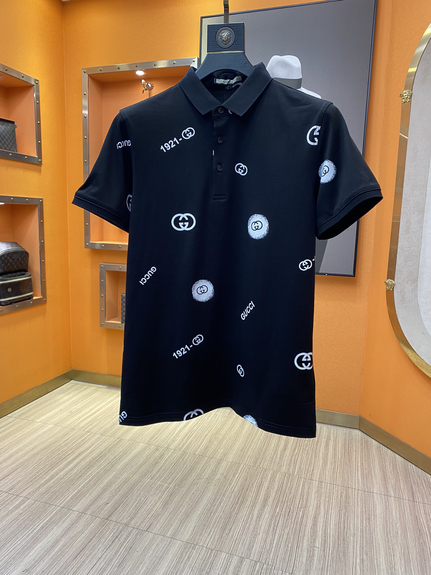 人気急上昇新作 2024 グッチ 新作 半袖Tシャツ 偽物