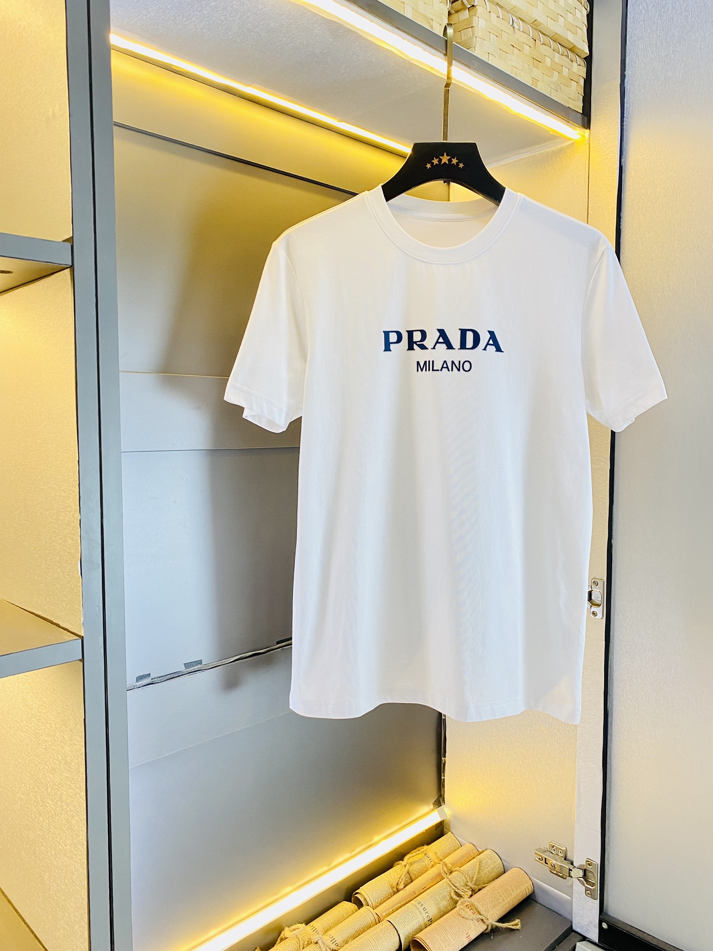 送料込 2024 プラダ 新作 半袖Tシャツ 偽物