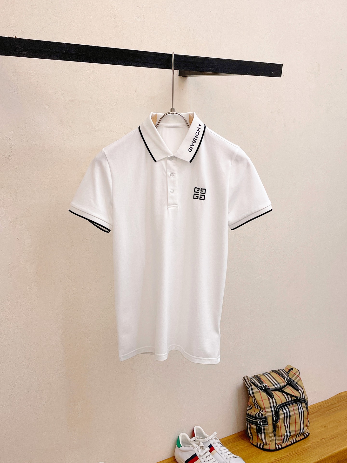 世界中で大人気♪ 2024 ジバンシー 新作 半袖Tシャツ コピー
