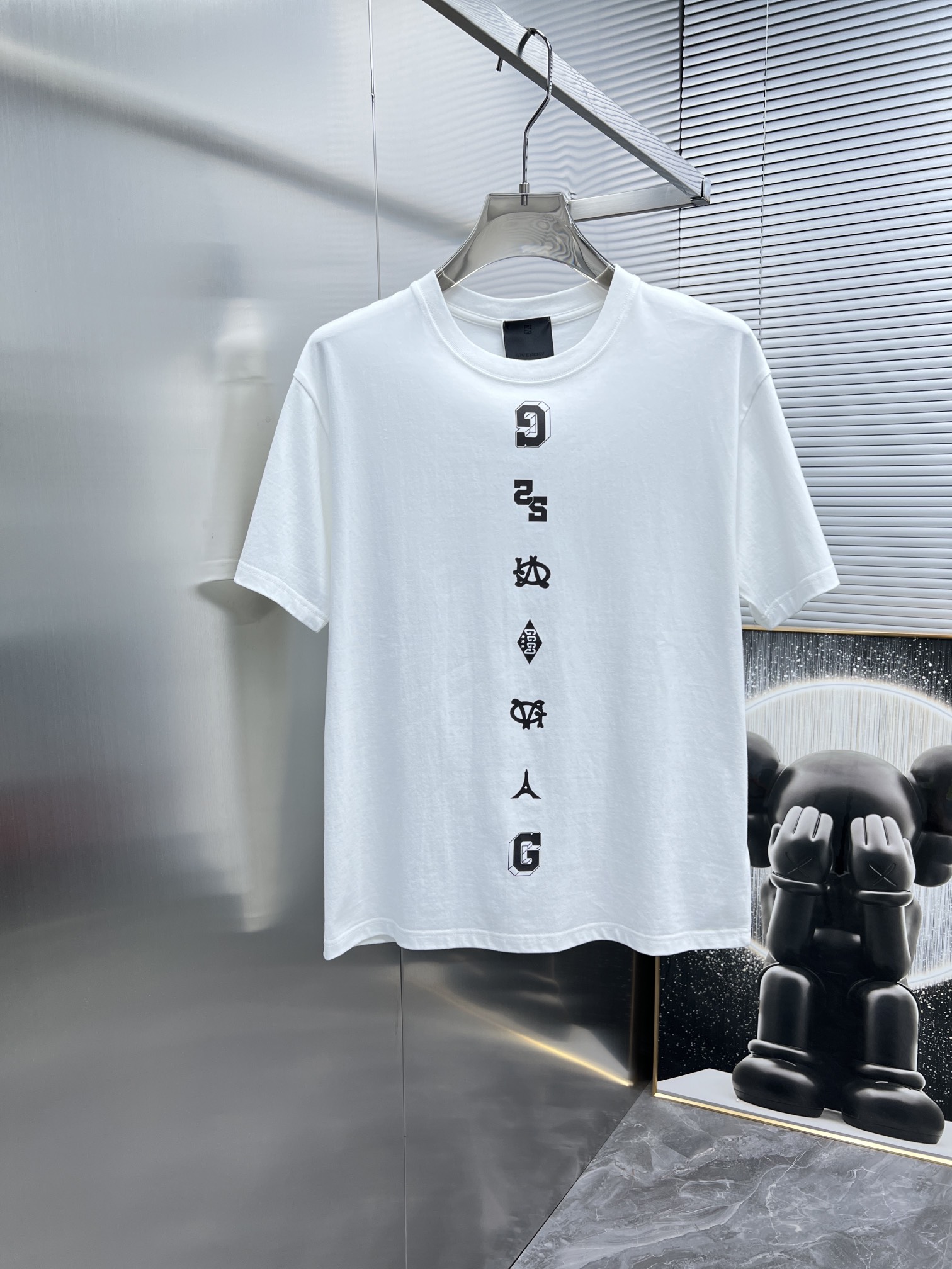 注目アイテム♡ 2024 ジバンシー 新作 半袖Tシャツ コピー