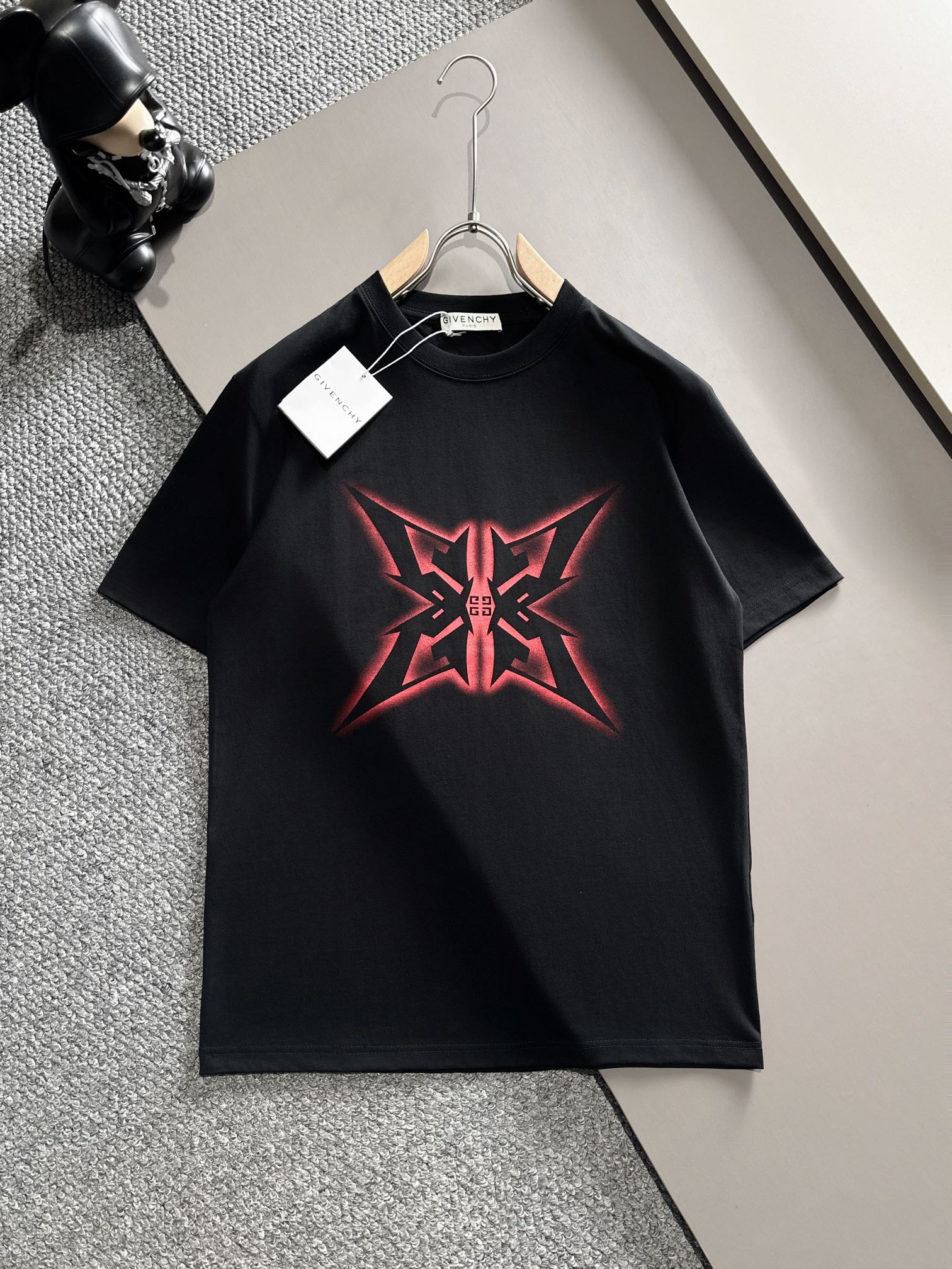 超希少！2024 ジバンシー 新作 半袖Tシャツ 偽物