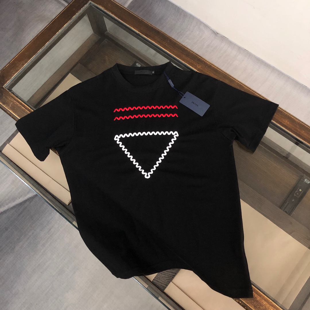 入手困難！2024 プラダ 新作 半袖Tシャツ 偽物