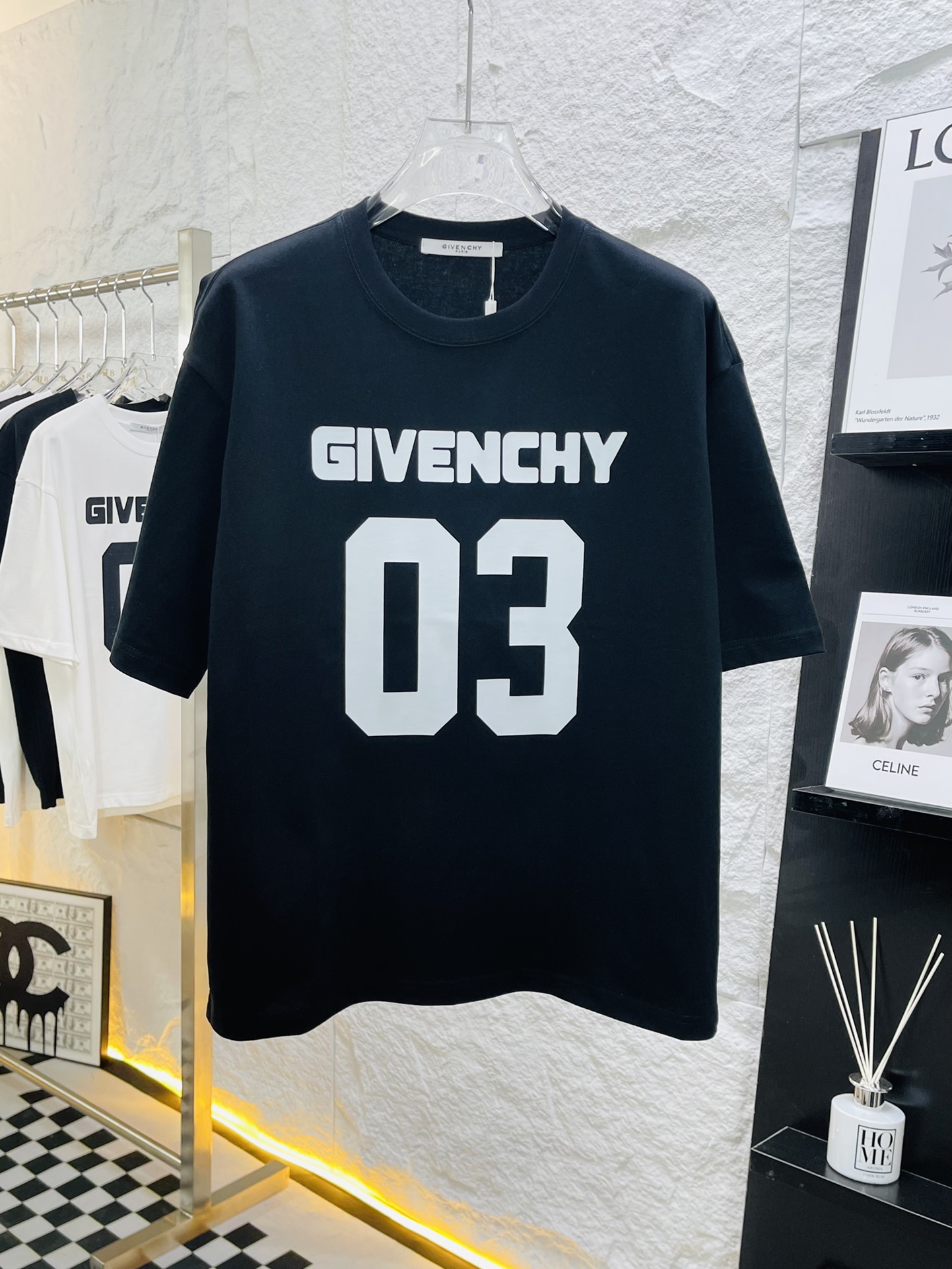 超希少！2024 ジバンシー 新作 半袖Tシャツ 偽物