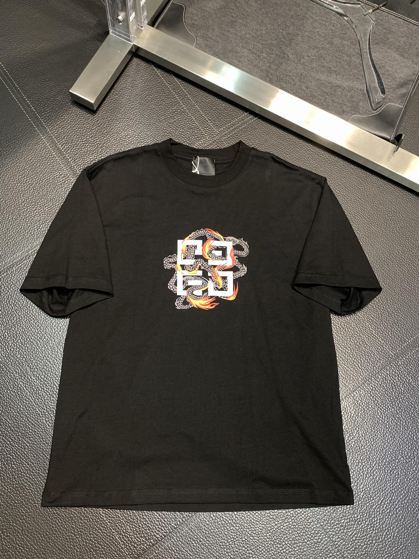 使い勝手良し 2024 ジバンシー 新作 半袖Tシャツ スーパーコピー 2色