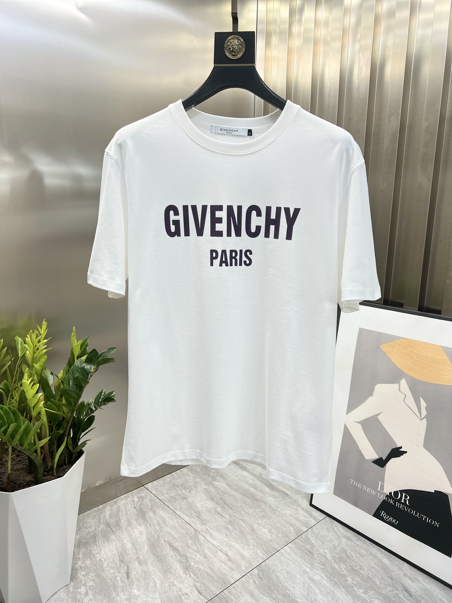 完売必至 ★ 2024 ジバンシー 新作 半袖Tシャツ 偽物
