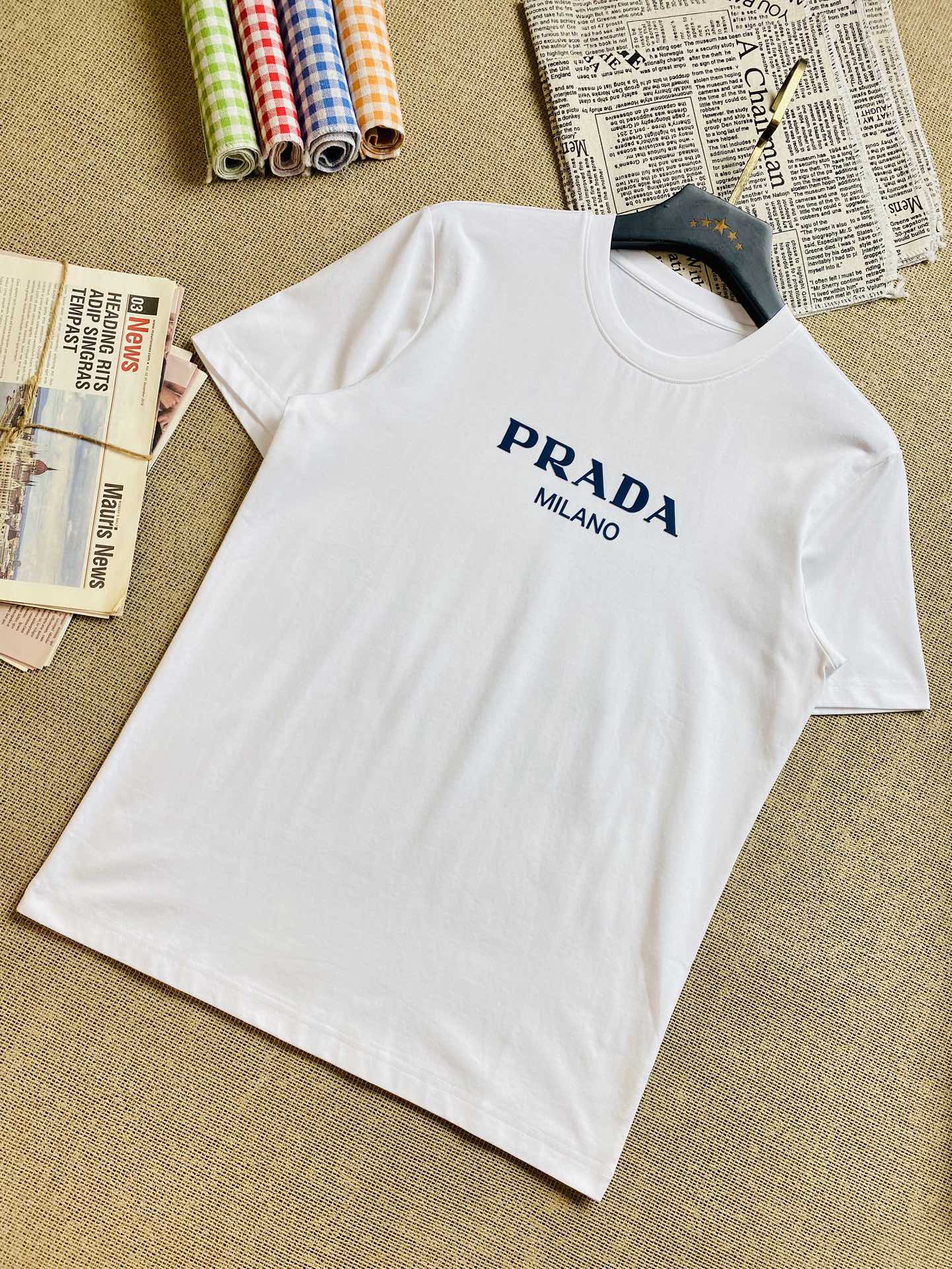 送料込 2024 プラダ 新作 半袖Tシャツ 偽物