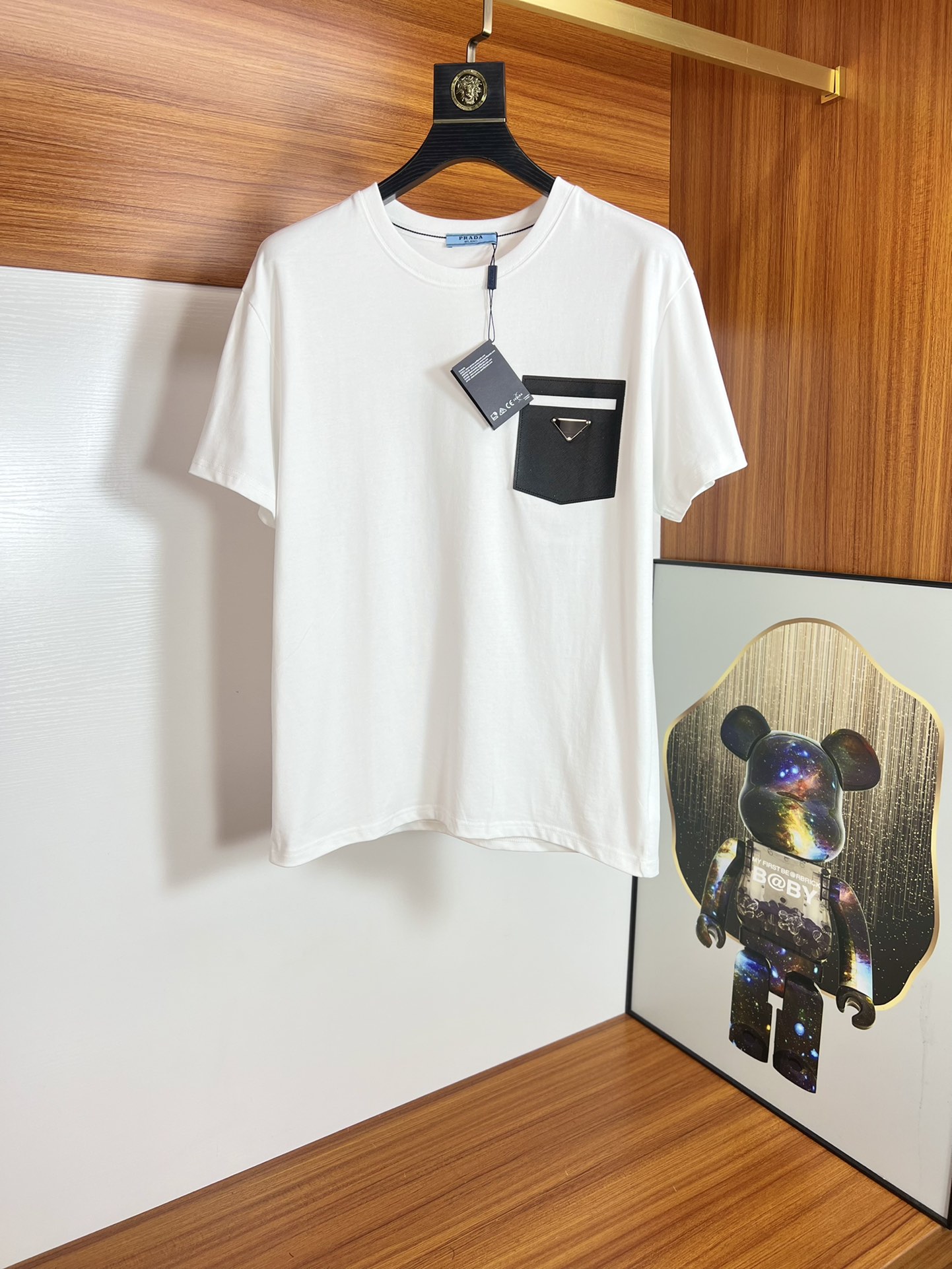 注目アイテム☆ 2024 プラダ 新作 半袖Tシャツ 偽物