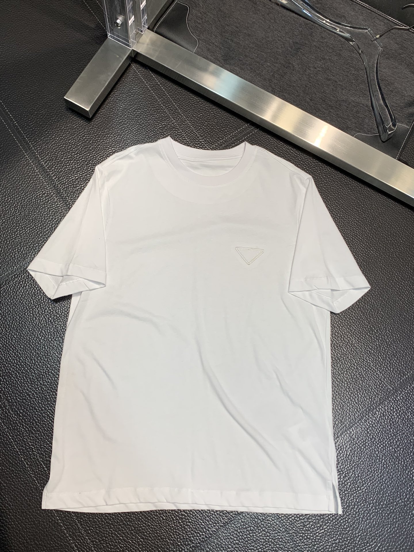 完売必至 2024 プラダ 新作 半袖Tシャツ コピー
