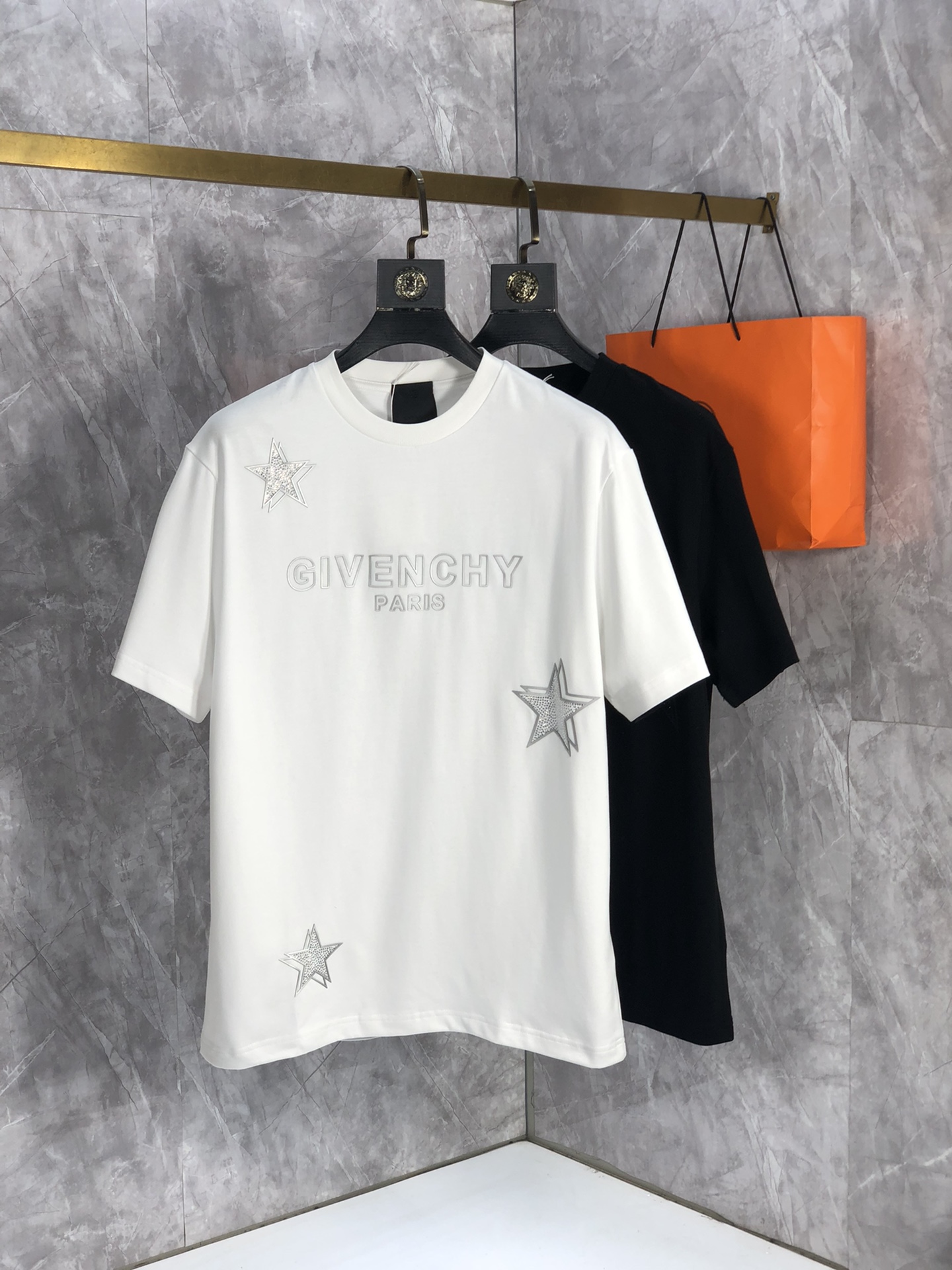 新色登場☆ 2024 ジバンシー 新作 半袖Tシャツ スーパーコピー 2色