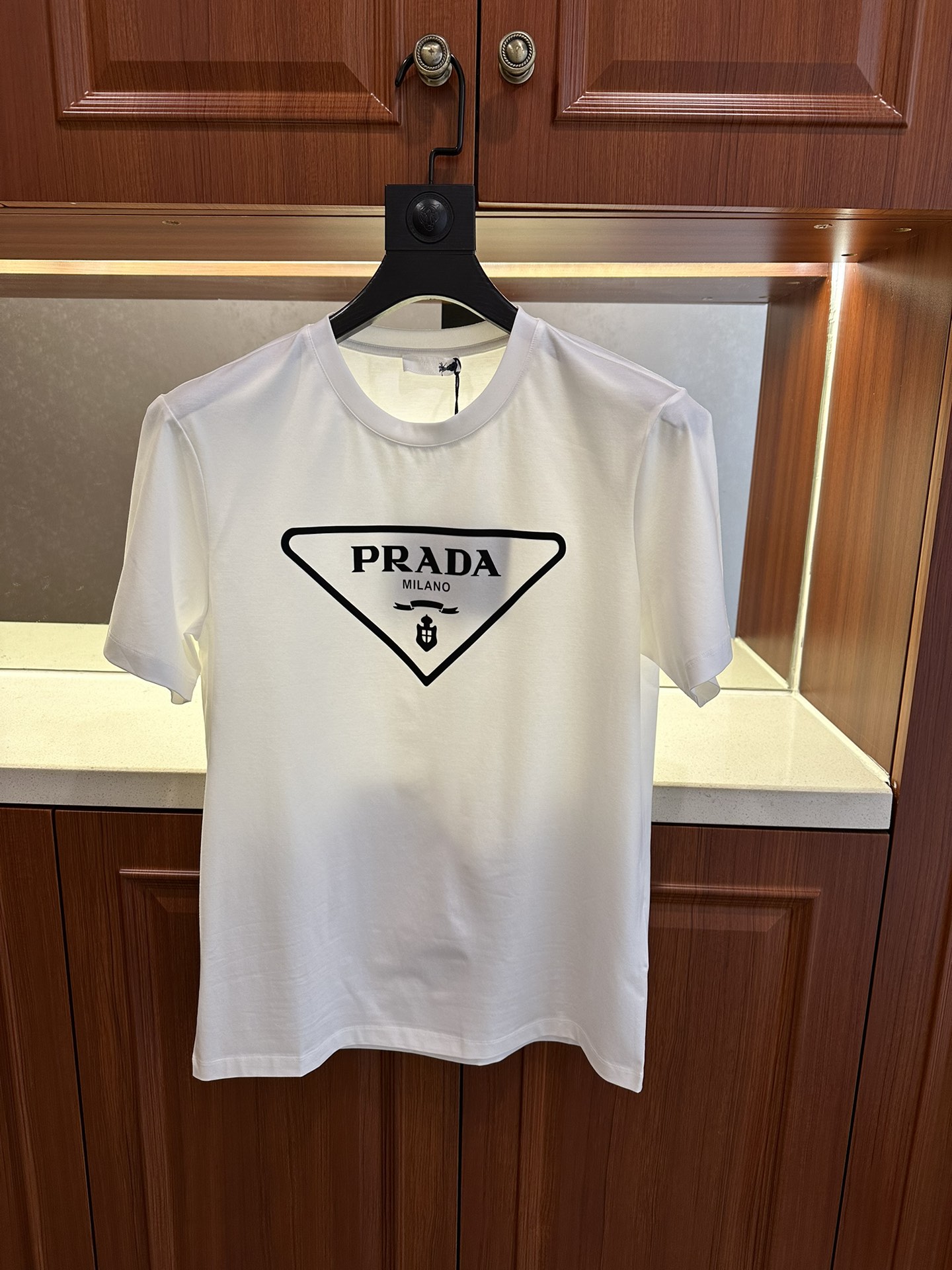 日本未入荷 2024 プラダ 新作 半袖Tシャツ 偽物