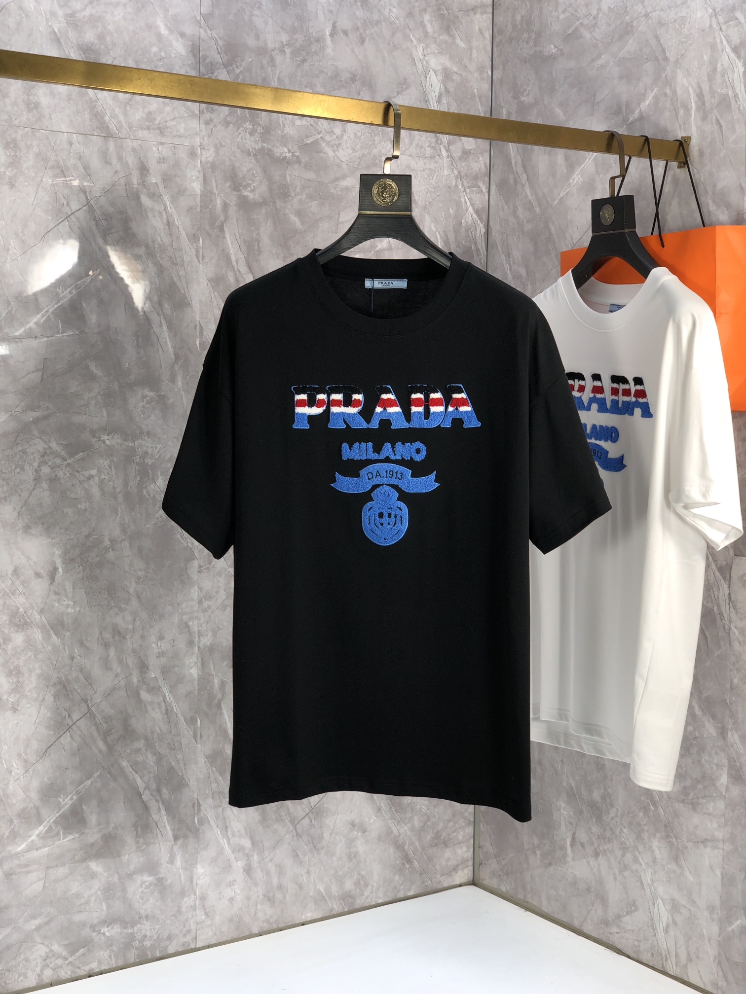定番人気！2024 プラダ 新作 半袖Tシャツ 偽物 2色