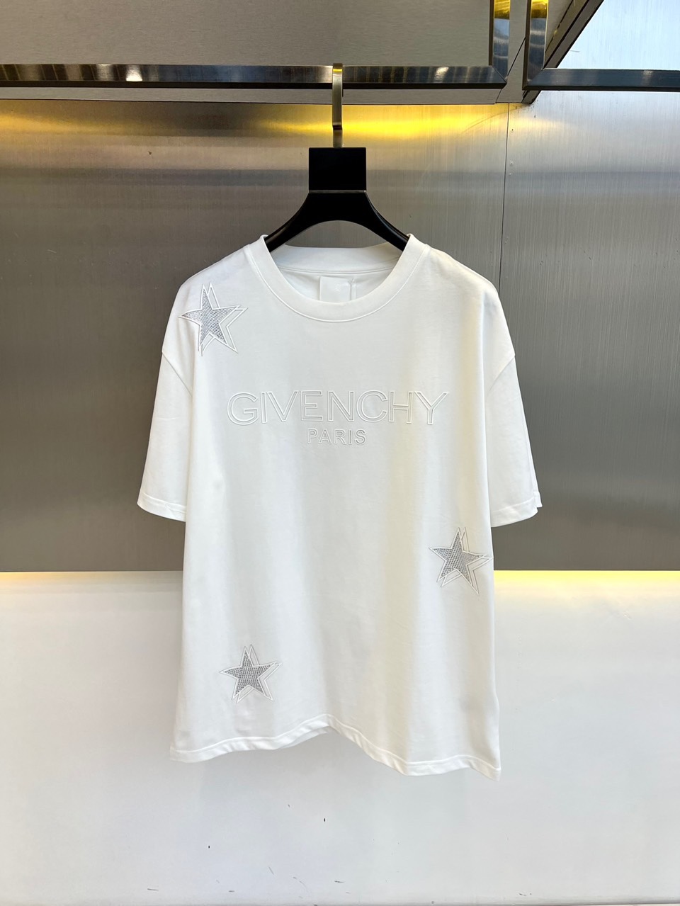 目を惹くカラー 2024 ジバンシー 新作 半袖Tシャツ 偽物