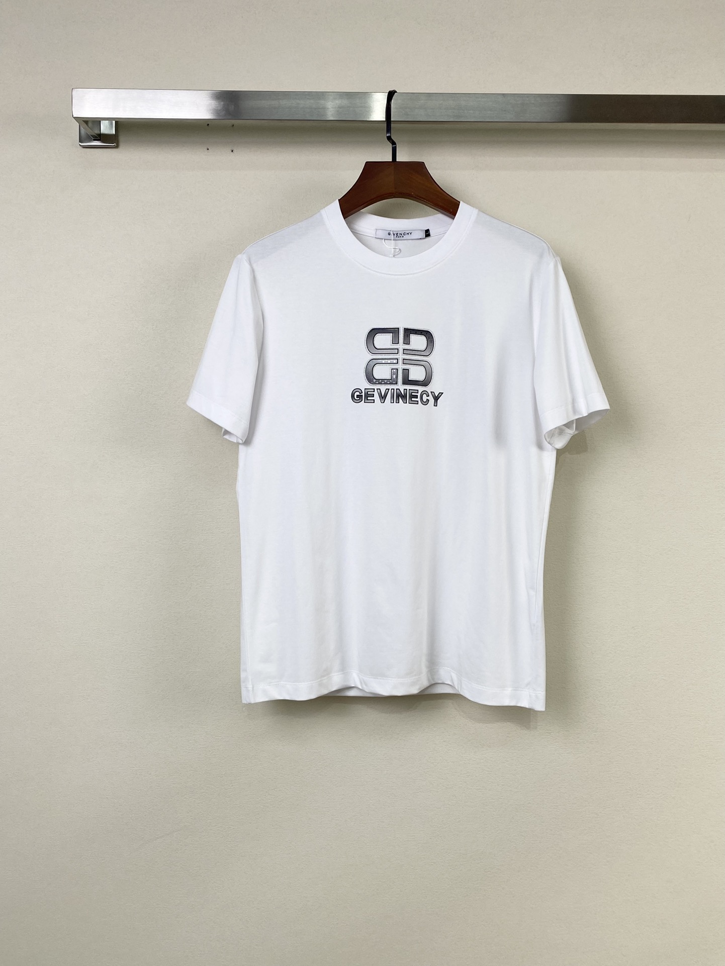 世界中で大人気♪ 2024 ジバンシー 新作 半袖Tシャツ 偽物 2色