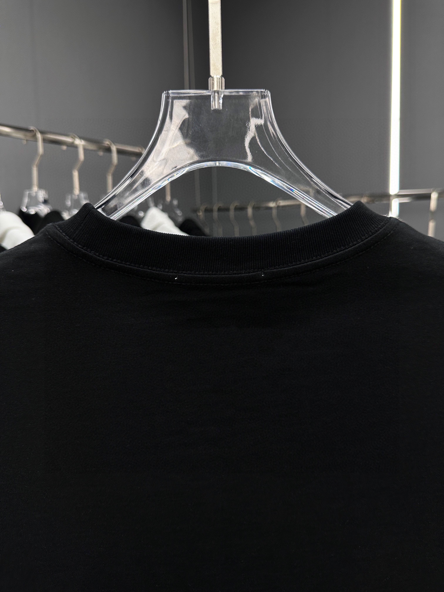 世界中で大人気♪ 2024 ロエベ 新作 半袖Tシャツ コピー