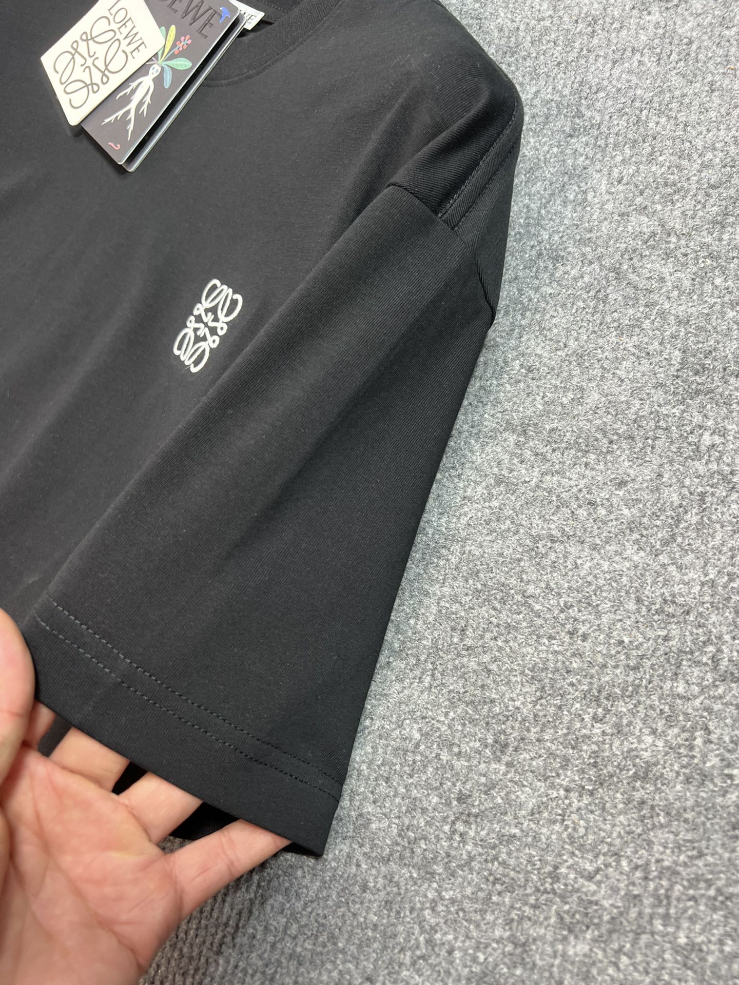 絶対欲しい！2024 ロエベ 新作 半袖Tシャツ 偽物