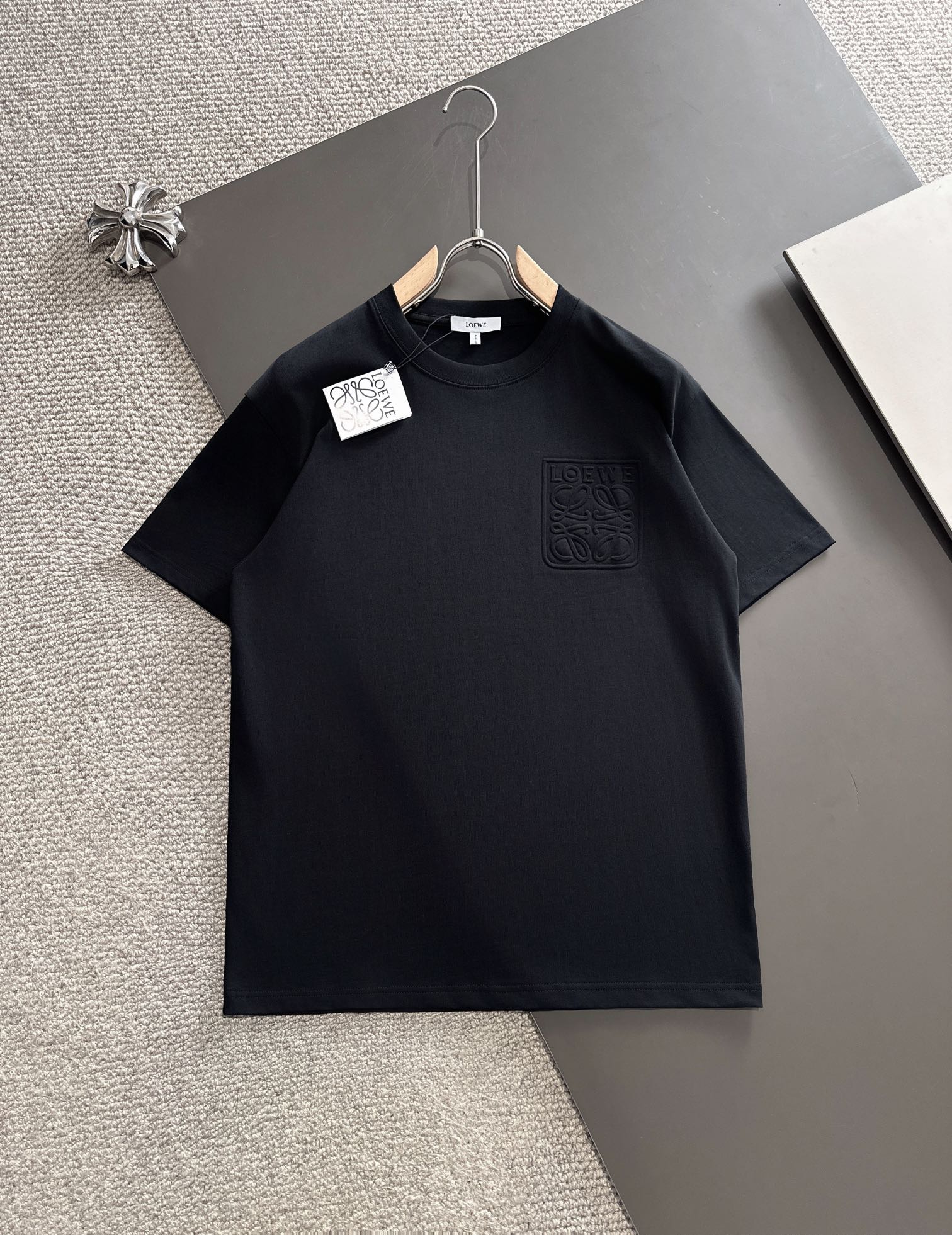 人気急上昇新作 2024 ロエベ 新作 半袖Tシャツ 偽物