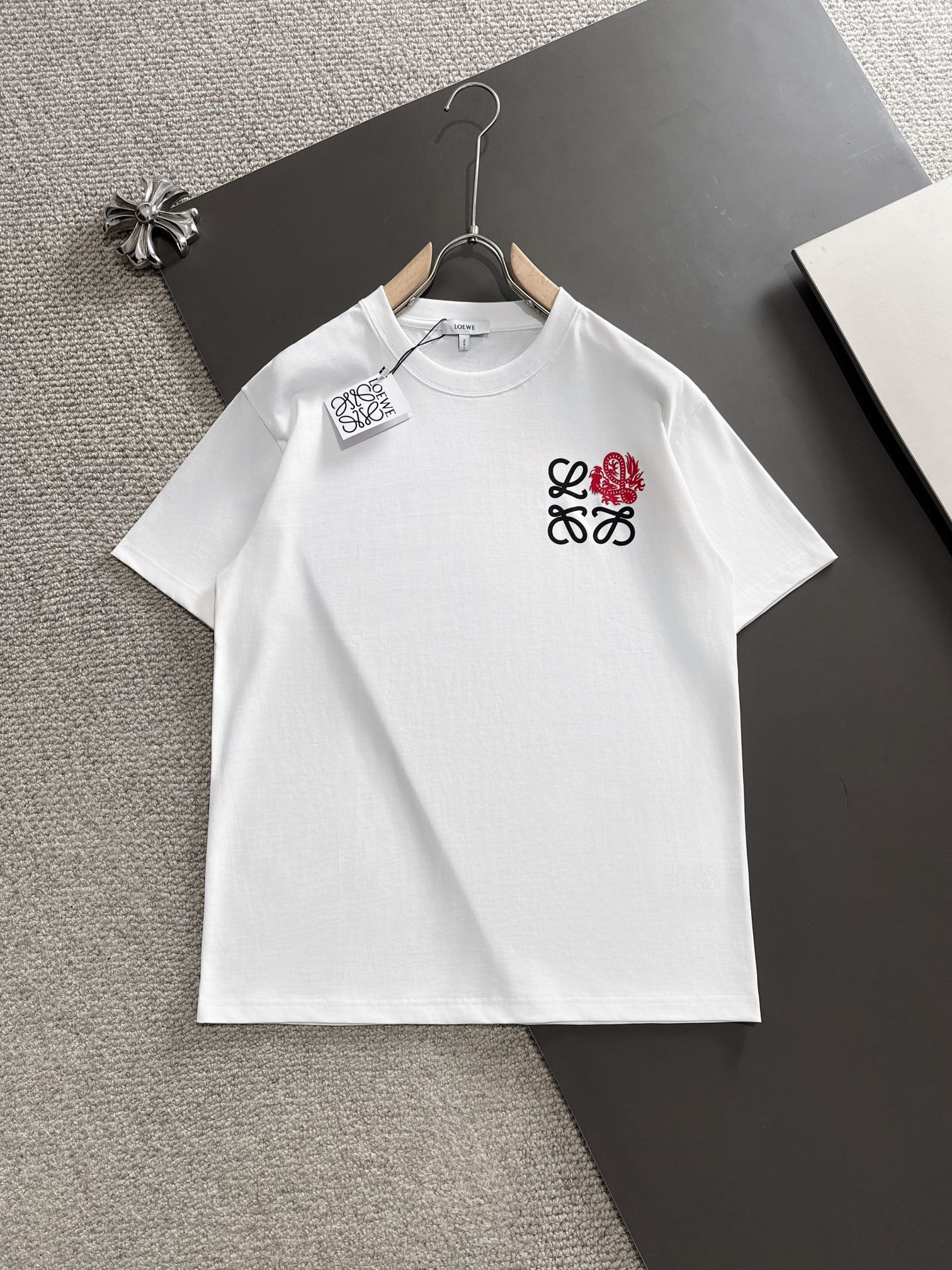 超希少！2024 ロエベ 新作 半袖Tシャツ コピー