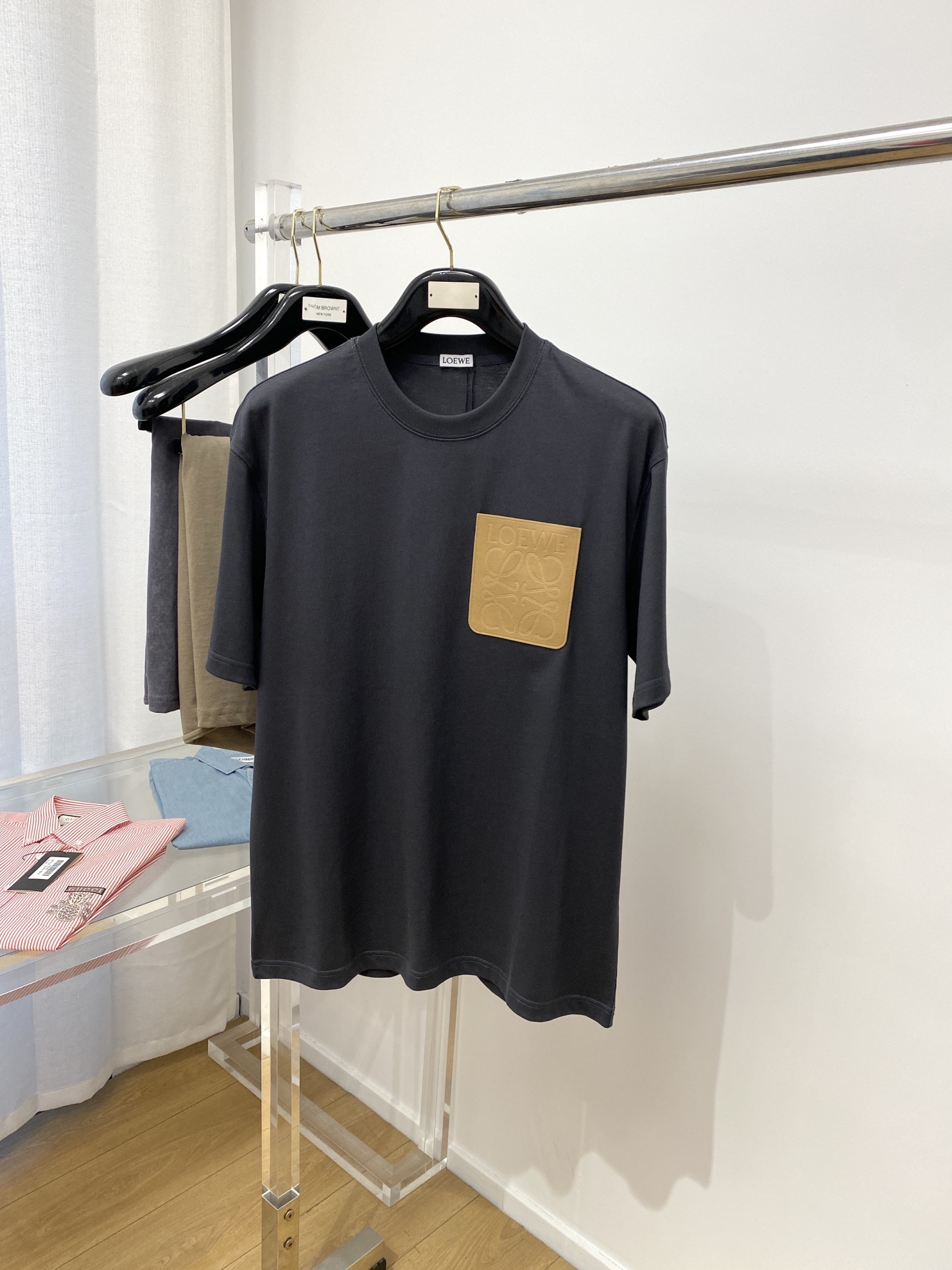 世界中で大人気♪ 2024 ロエベ 新作 半袖Tシャツ 偽物
