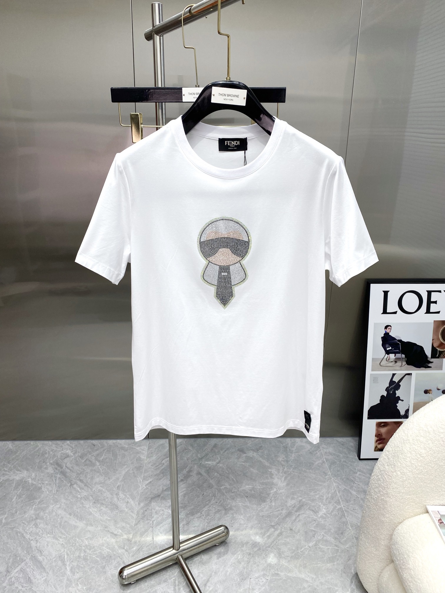 人気急上昇 2024 フェンディ 新作 半袖Tシャツ 偽物