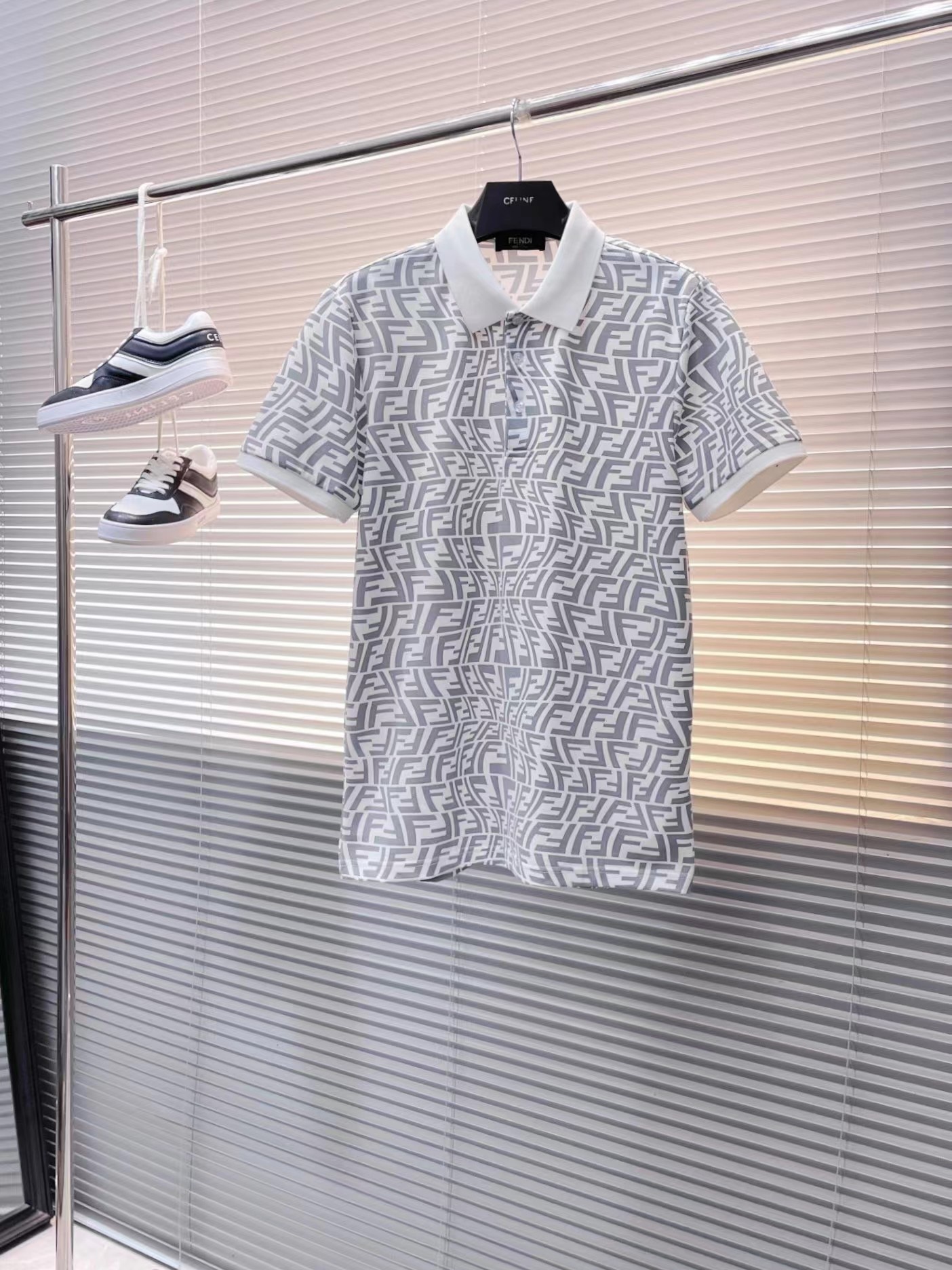 売上総額１位！2024 フェンディ 新作 半袖Tシャツ 偽物