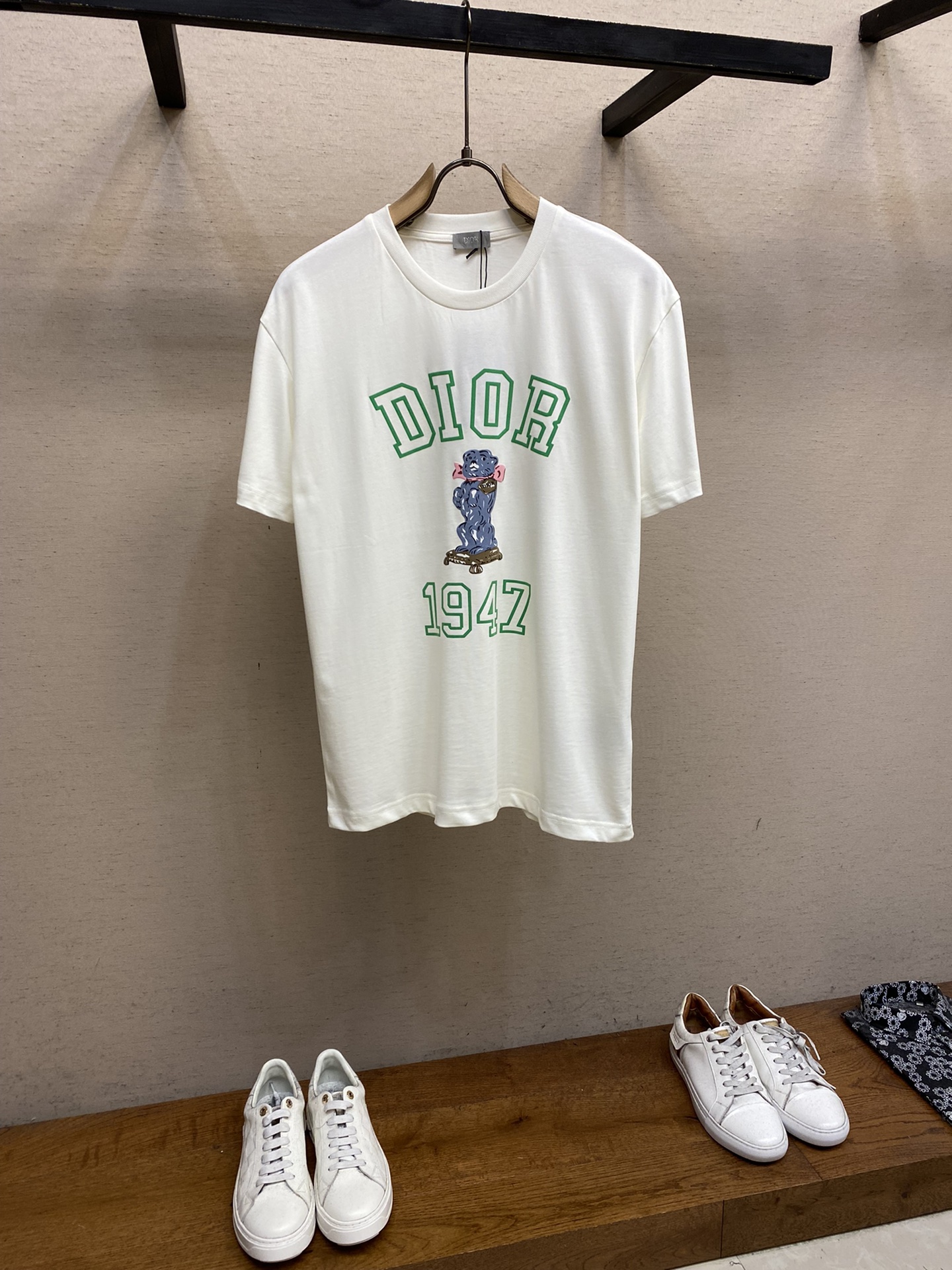 送料込 2024 ディオール 新作 半袖Tシャツ コピー