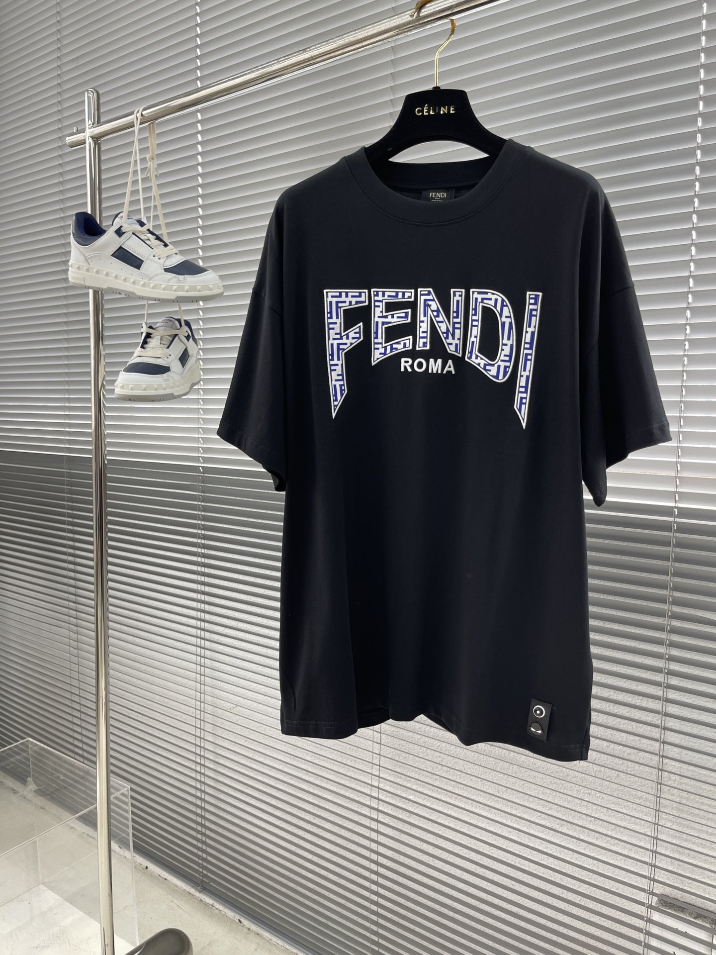 【大特価】2024 フェンディ 新作 半袖Tシャツ 偽物