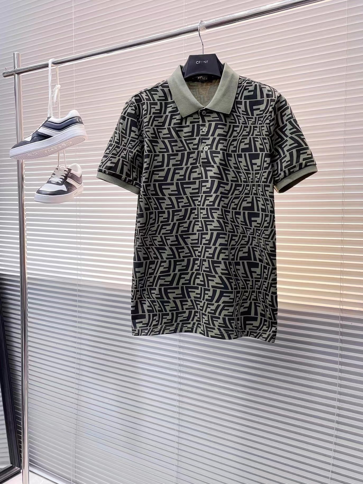 送料込 2024 フェンディ 新作 半袖Tシャツ スーパーコピー