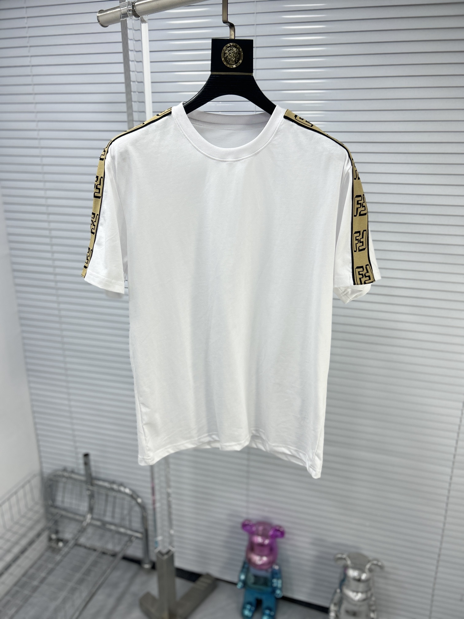 世界中で大人気♪ 2024 フェンディ 新作 半袖Tシャツ コピー
