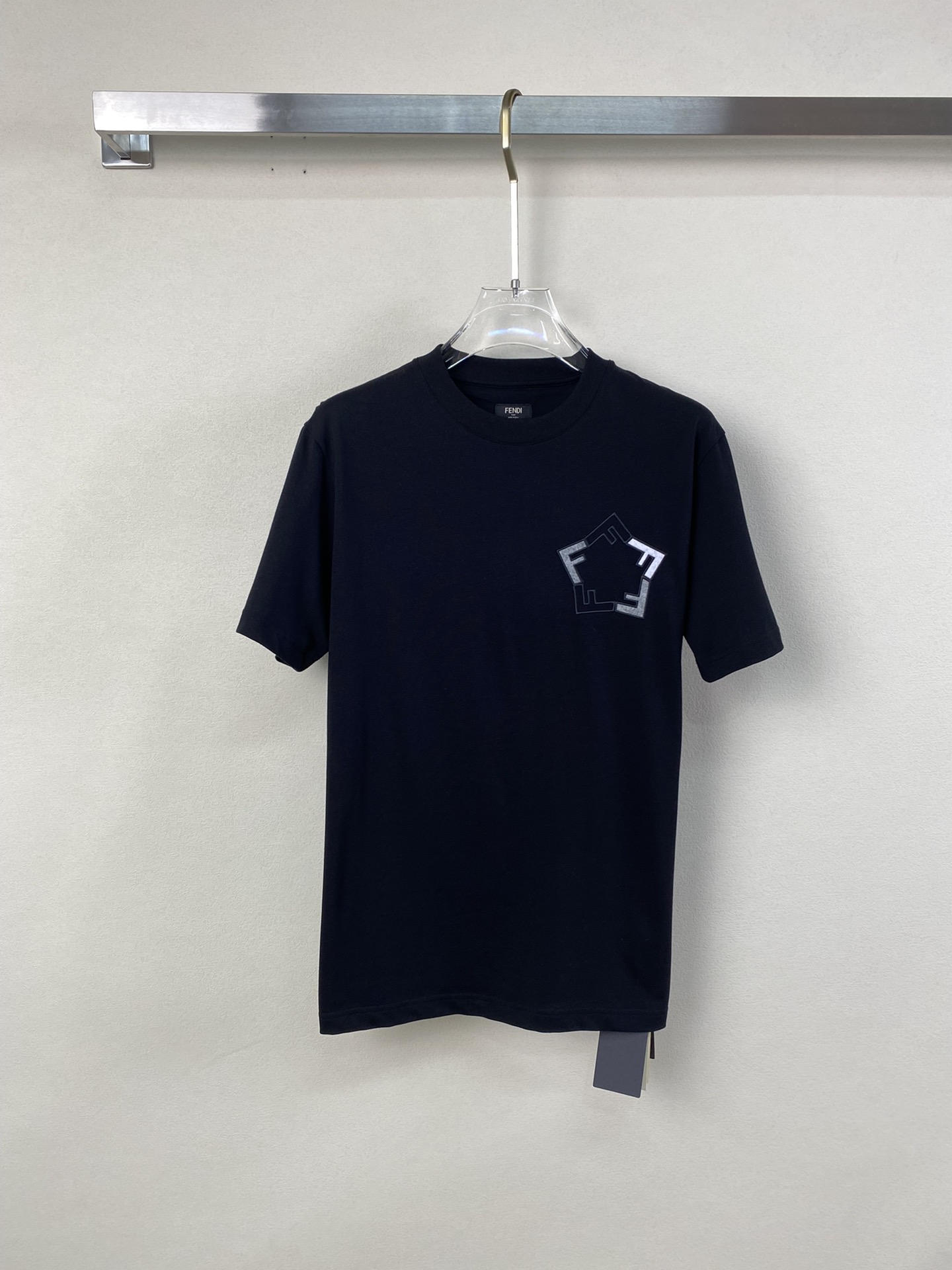 激安価格！2024 フェンディ 新作 半袖Tシャツ スーパーコピー