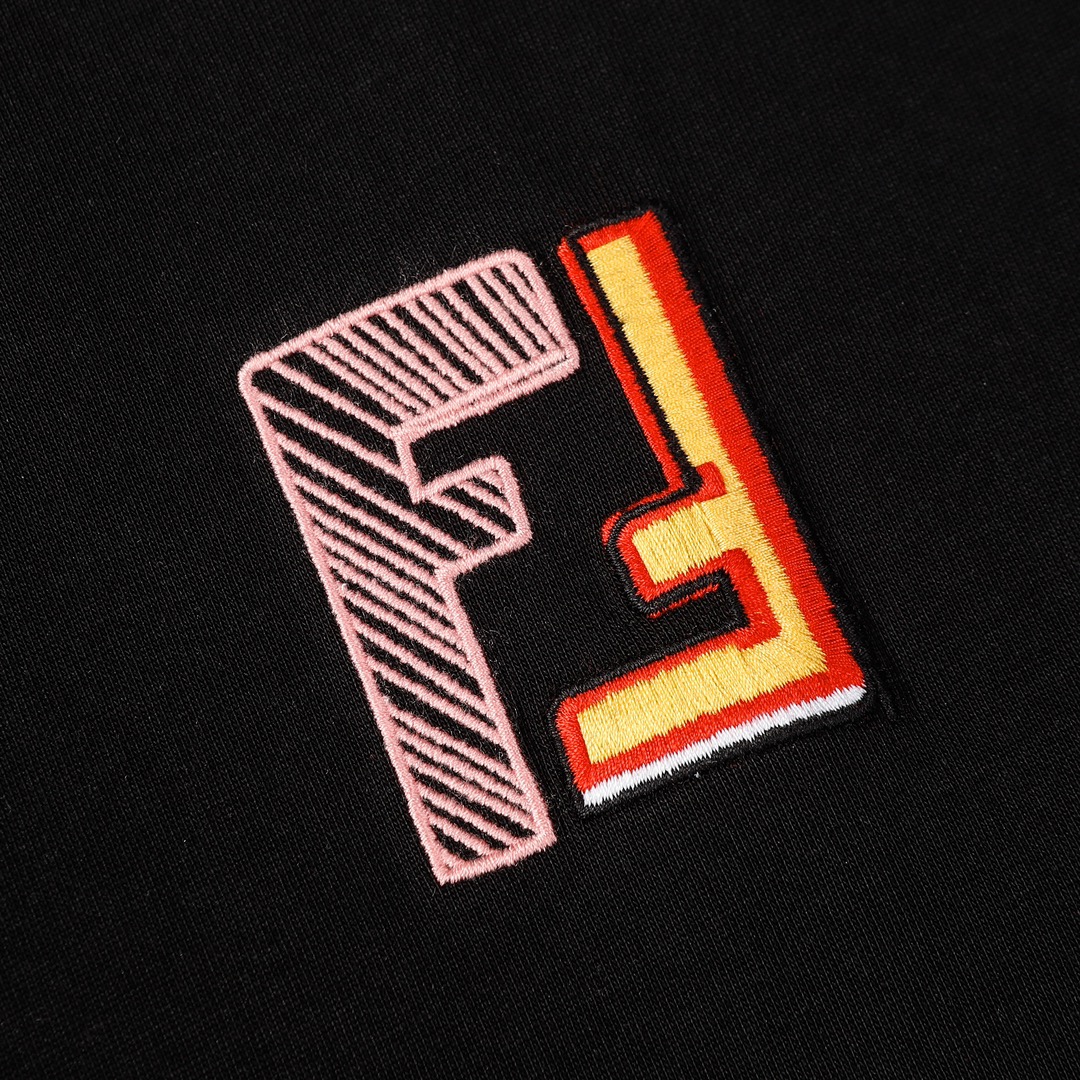 争奪戦 2024 フェンディ 新作 半袖Tシャツ 偽物