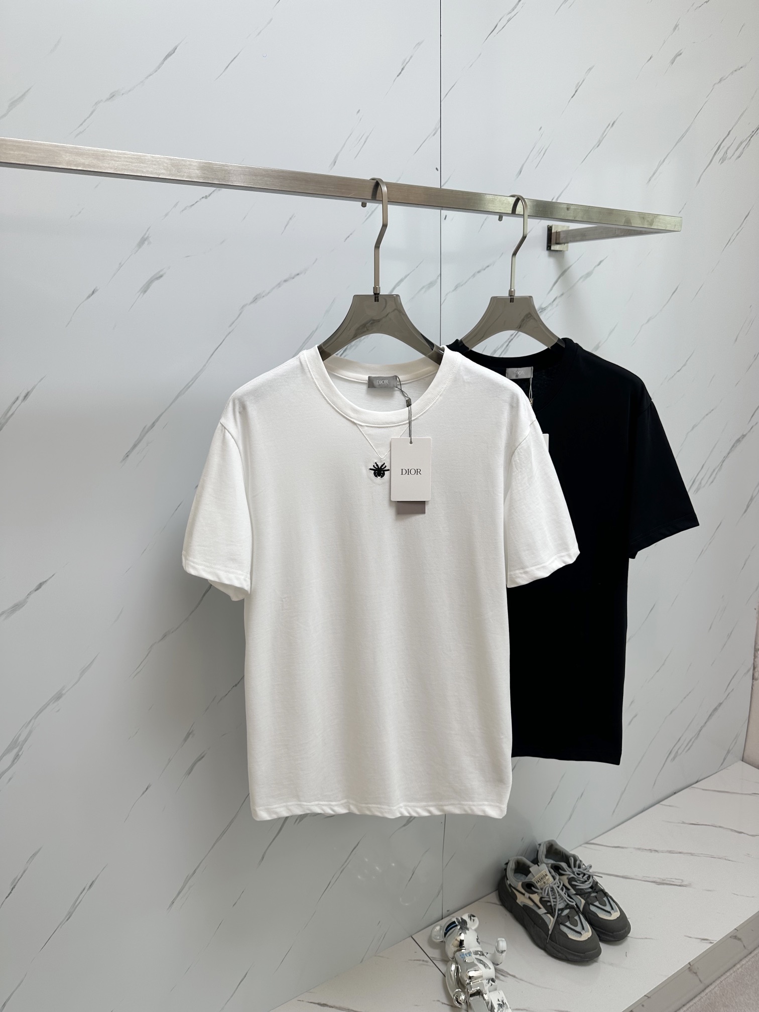 目を惹くカラー 2024 ディオール 新作 半袖Tシャツ 偽物