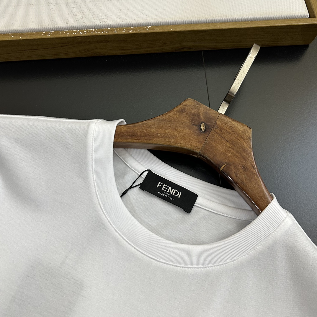 即発送！2024 フェンディ 新作 半袖Tシャツ コピー 2色