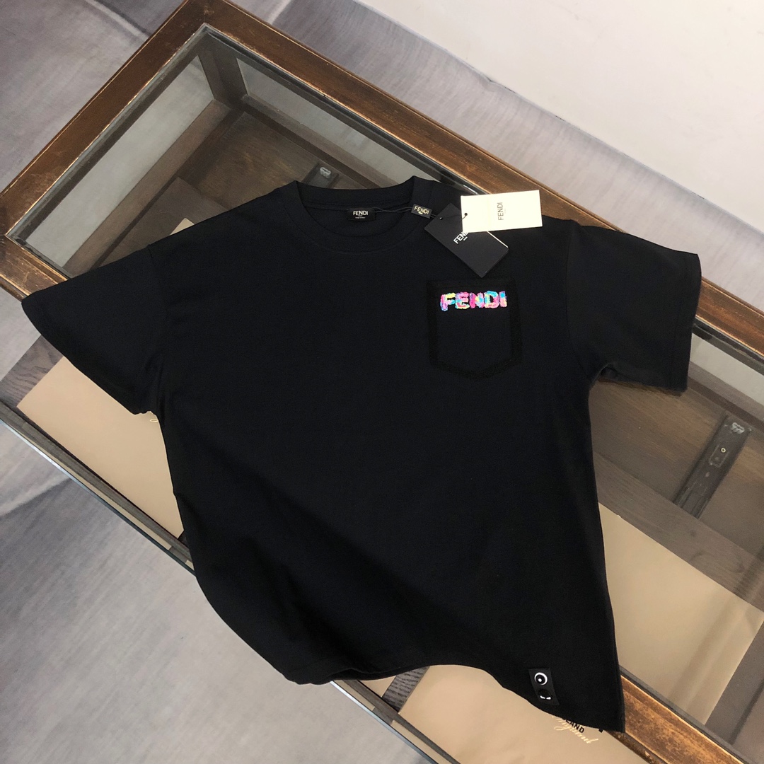 人気爆発☆ 2024 フェンディ 新作 半袖Tシャツ 偽物