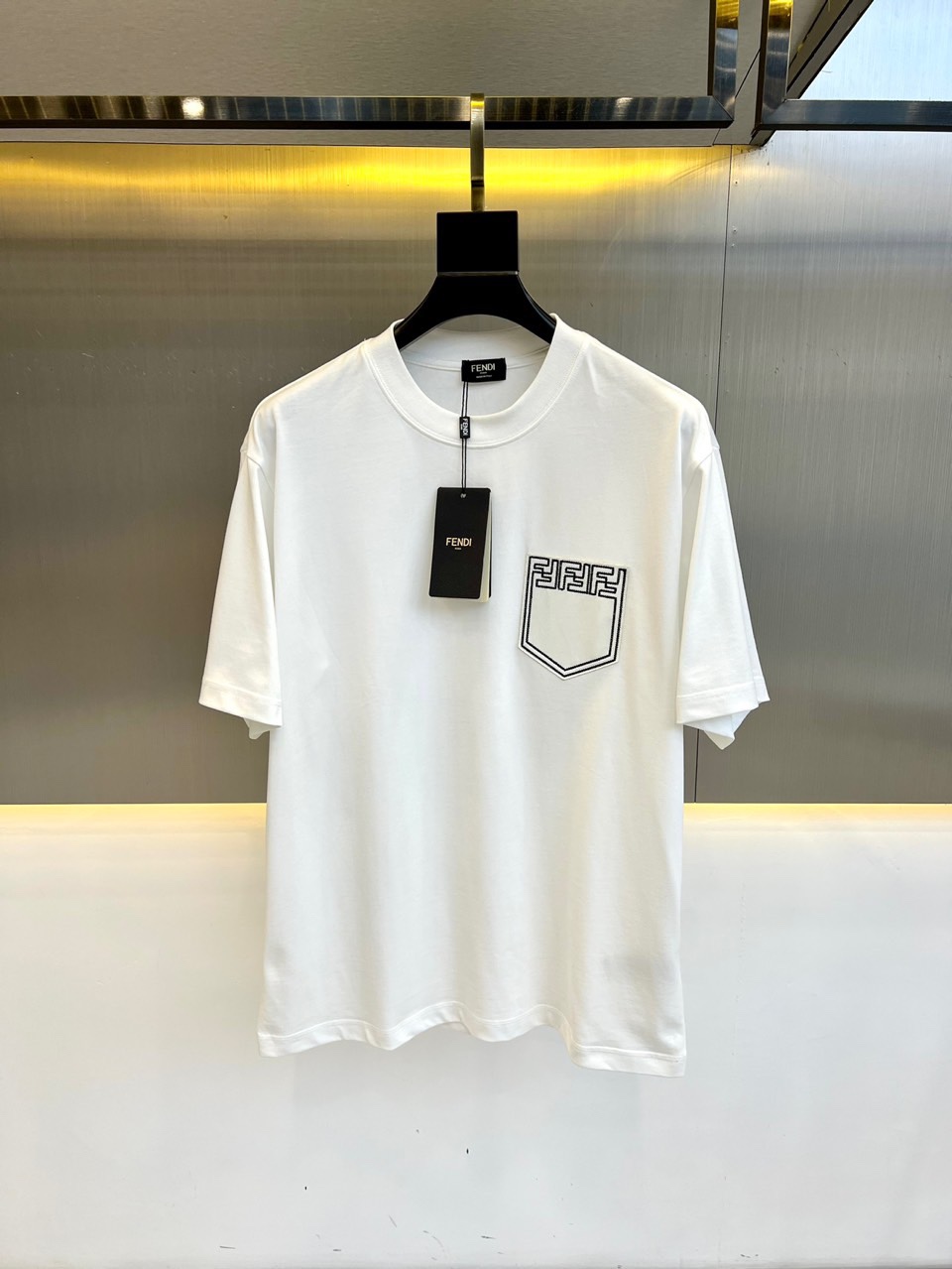 争奪戦 2024 フェンディ 新作 半袖Tシャツ コピー