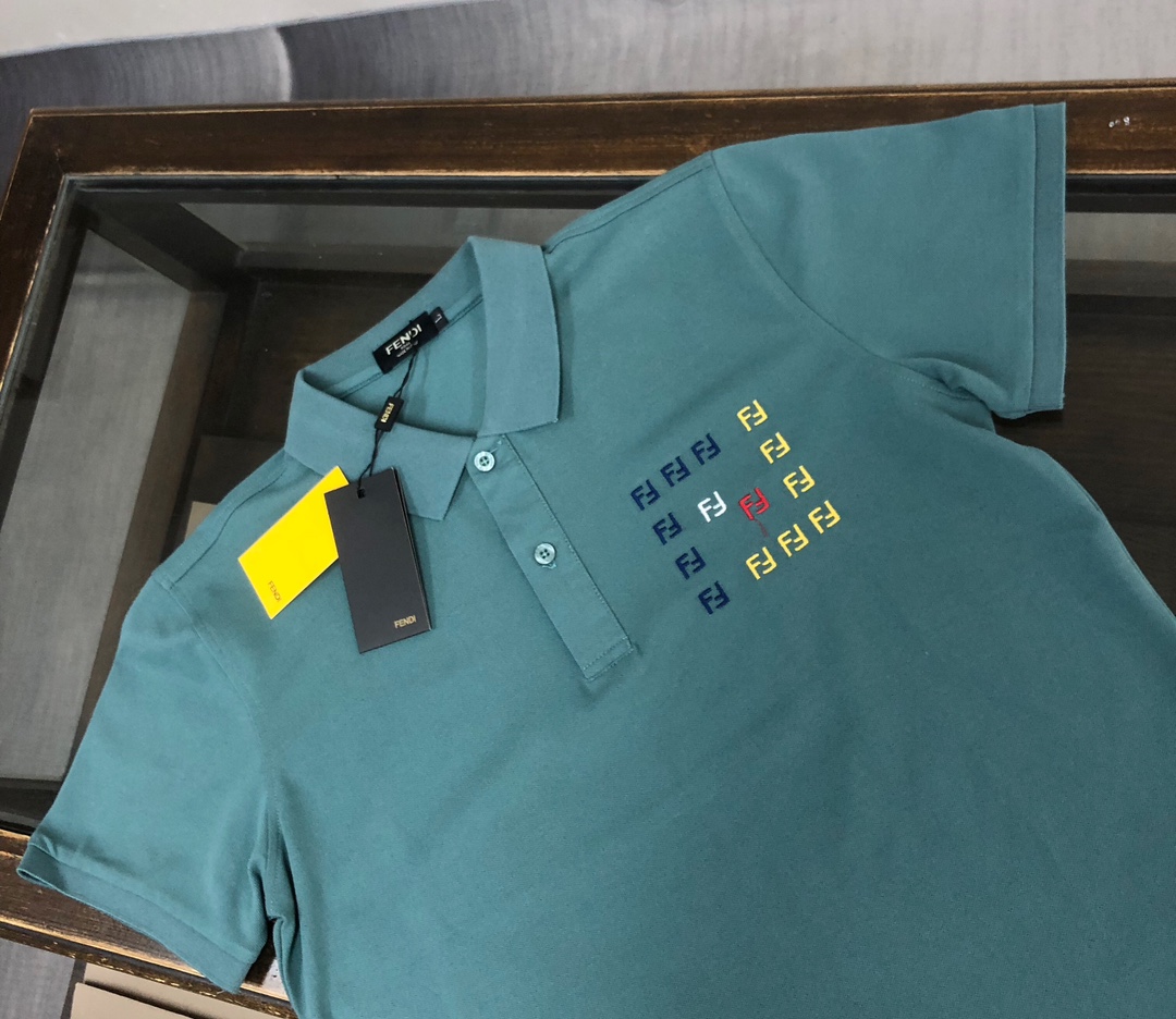 使い勝手良 2024 フェンディ 新作 半袖Tシャツ 偽物
