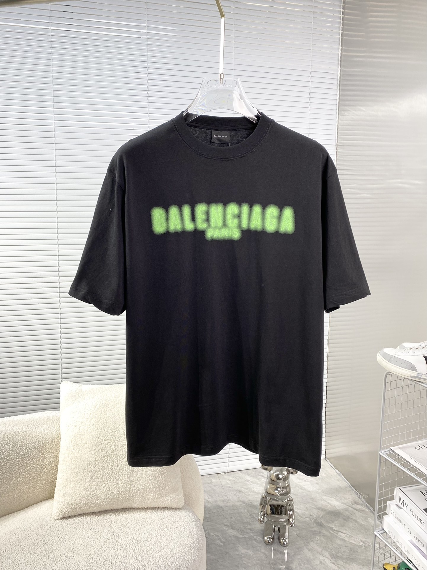 完売前に！2024 バレンシアガ 新作 半袖Tシャツ 偽物