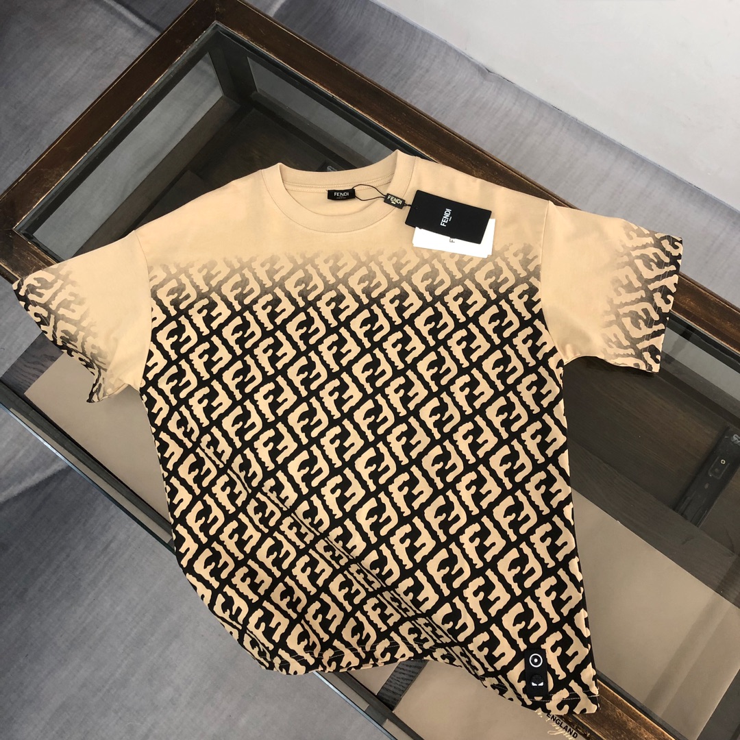 新色登場☆ 2024 フェンディ 新作 半袖Tシャツ 偽物