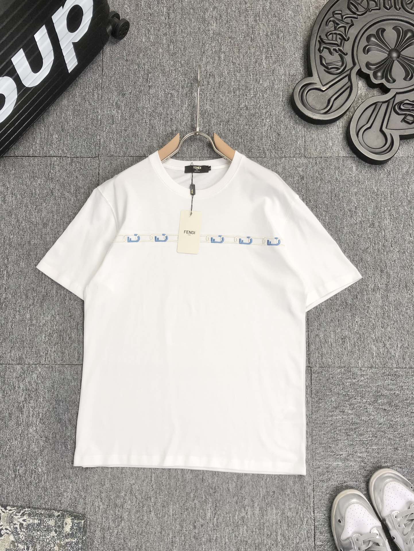 人気急上昇 2024 フェンディ 新作 半袖Tシャツ 偽物 3色
