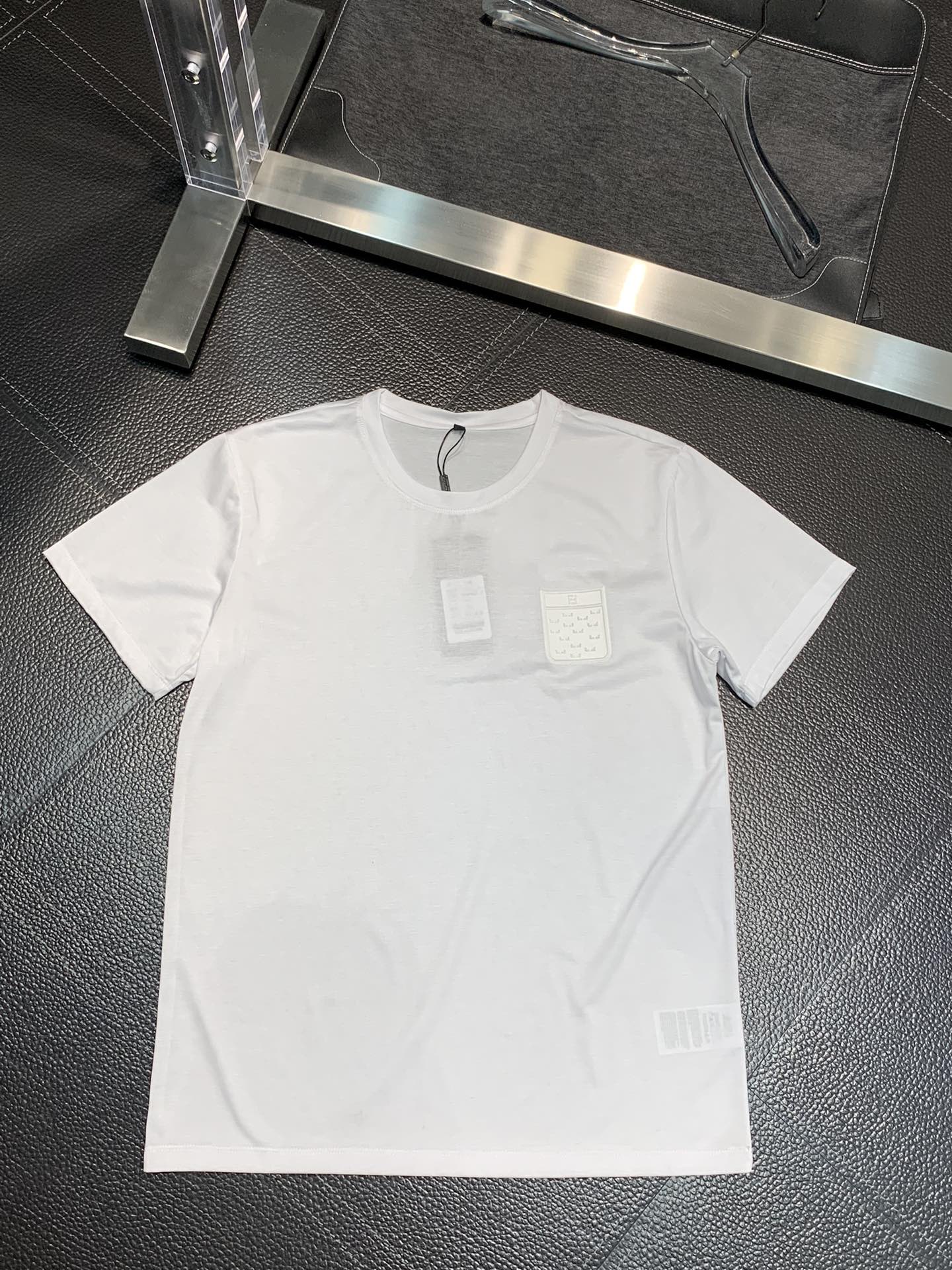 入手困難！2024 フェンディ 新作 半袖Tシャツ 偽物 3色