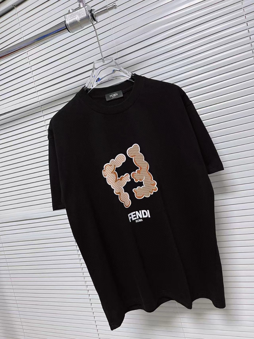 人気急上昇 2024 フェンディ 新作 半袖Tシャツ スーパーコピー