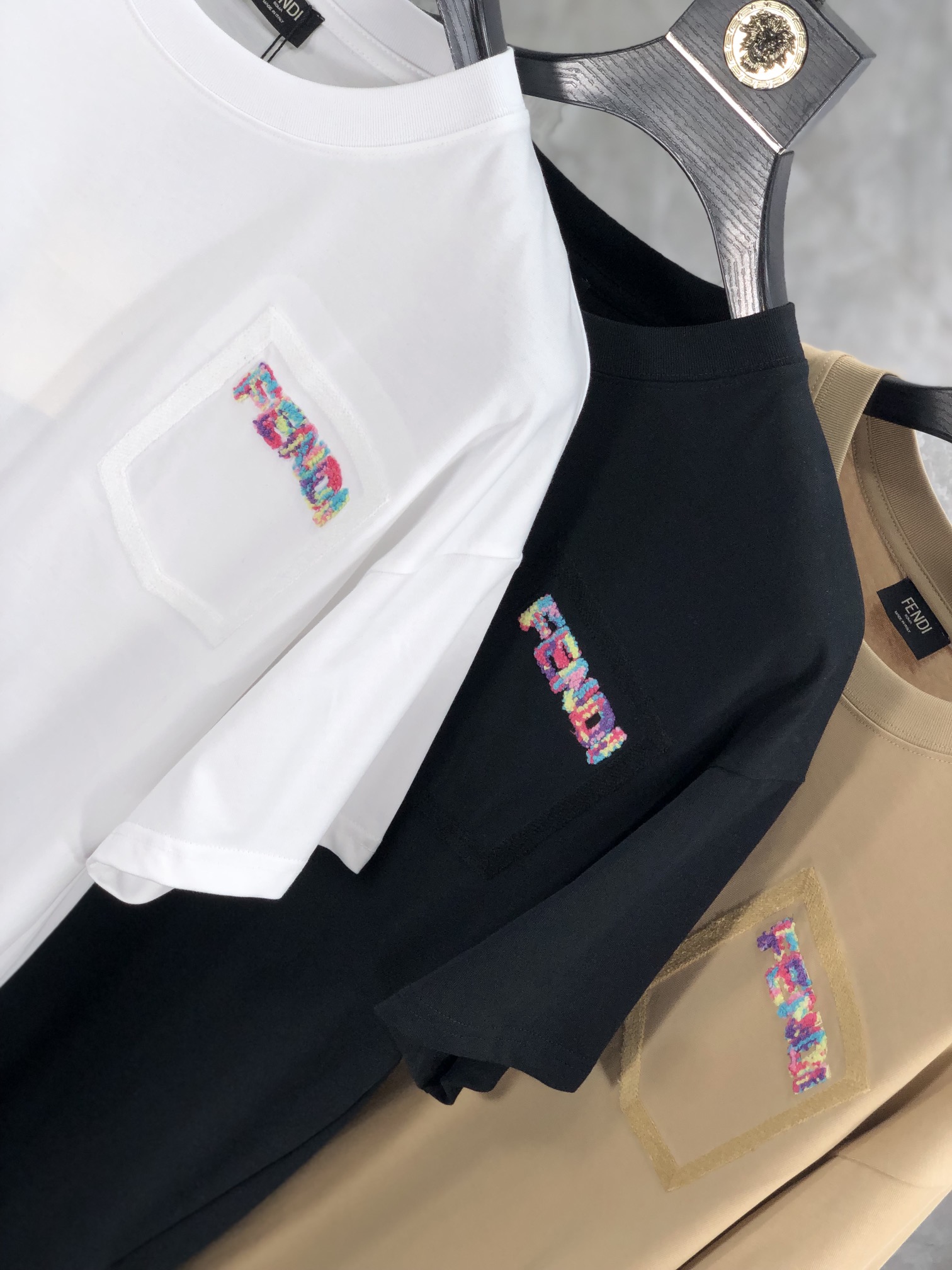 定番人気！2024 フェンディ 新作 半袖Tシャツ 偽物 3色