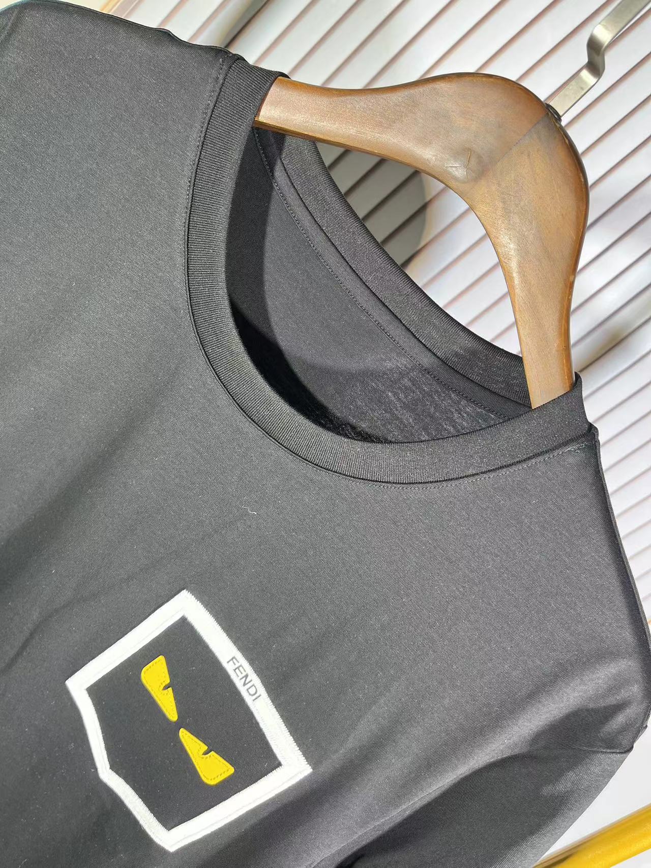 絶対欲しい！2024 フェンディ 新作 半袖Tシャツ 偽物