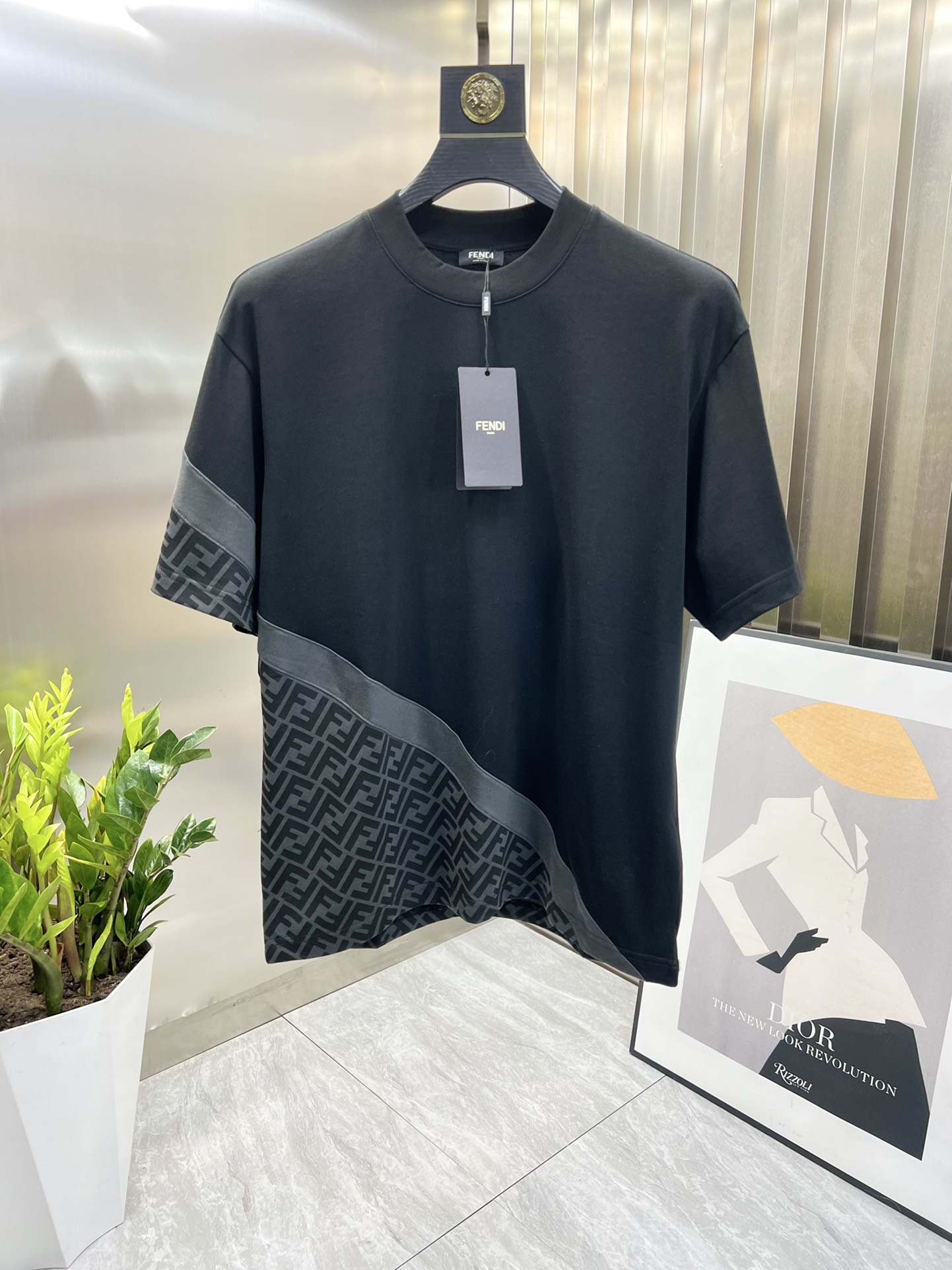 ★日本!!人気！2024 フェンディ 新作 半袖Tシャツ 偽物
